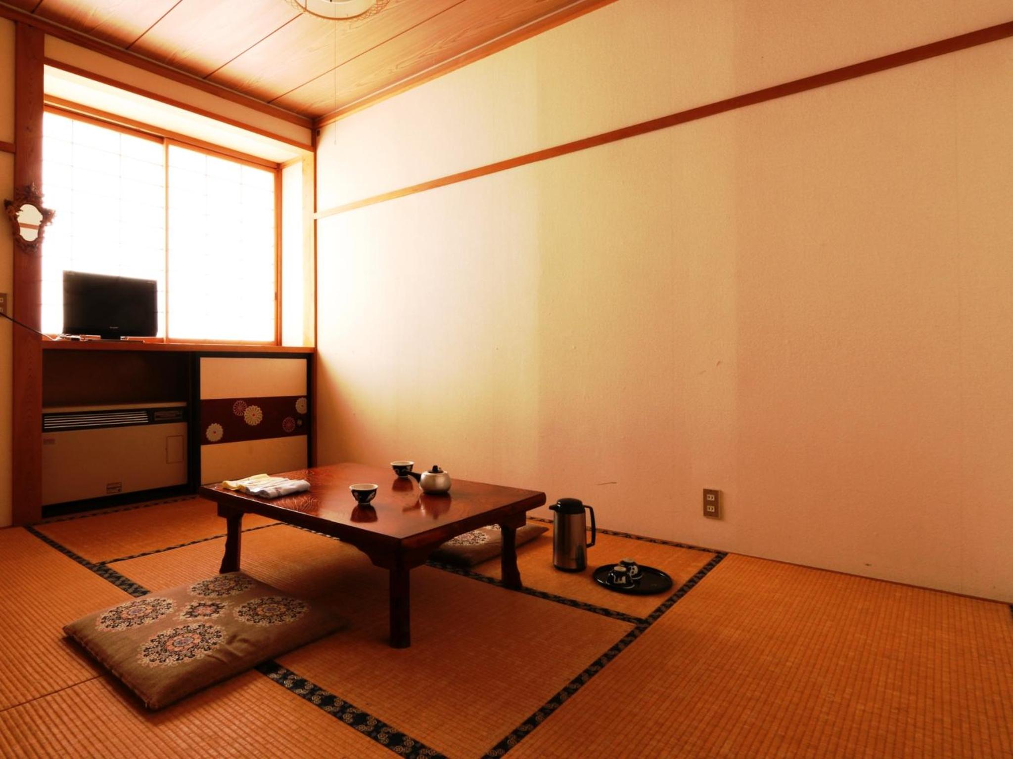 Japanese-Style Economy Room with Shared Bathroom photo 3