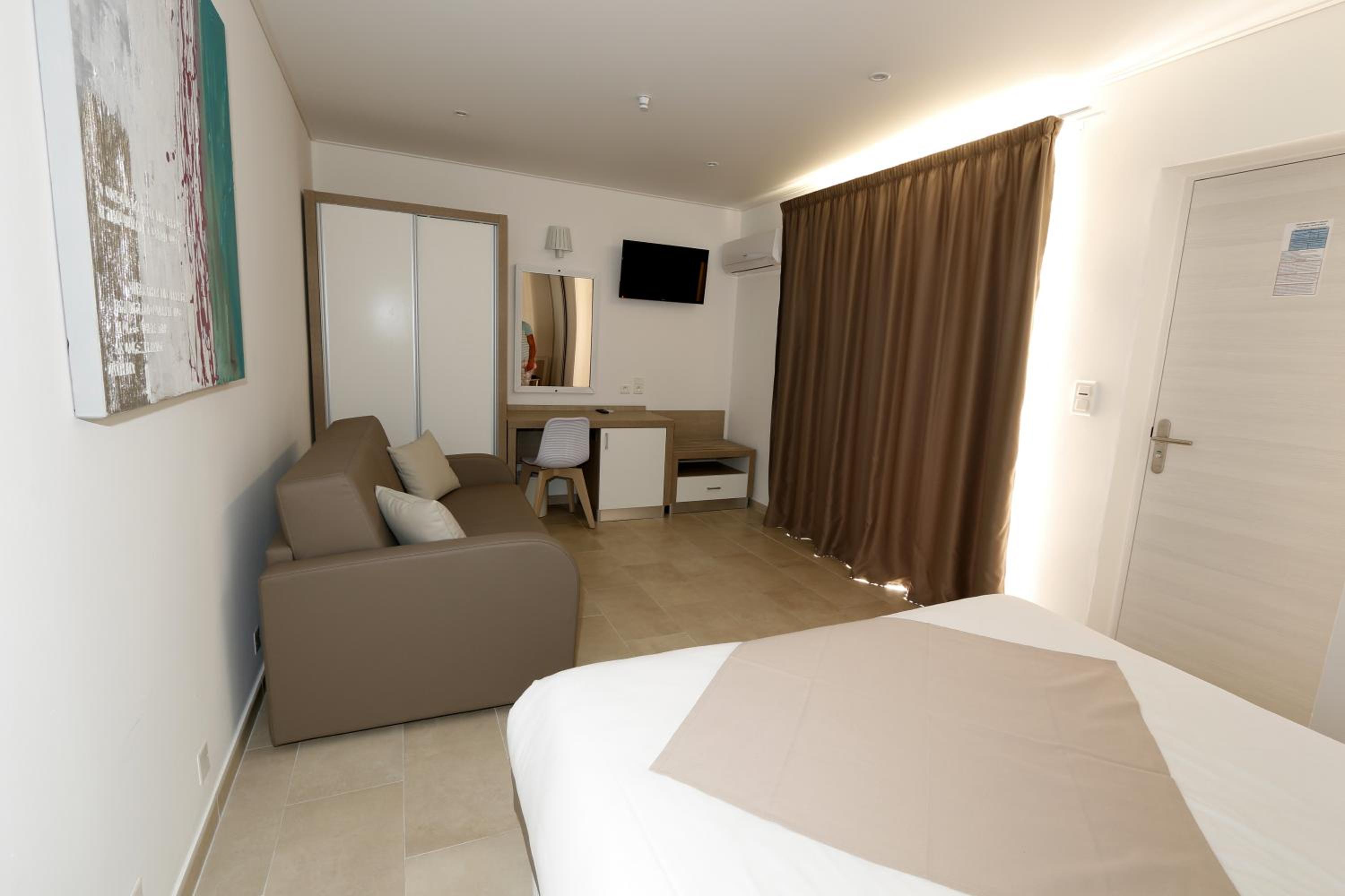 Family Room (2 Adults + 1 Child) photo 2