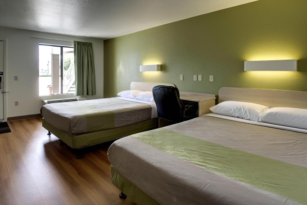 Deluxe Queen Room with Two Queen Beds photo 3