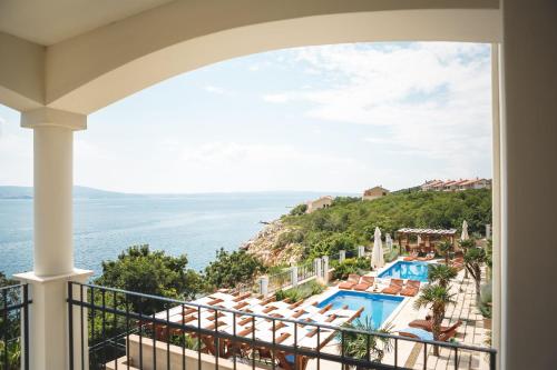 Three-Bedroom Apartment with Panoramic Sea View and Shared Pool