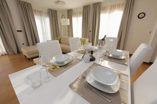 Two-Bedroom Apartment with Panoramic Sea View and Shared Pool photo 2