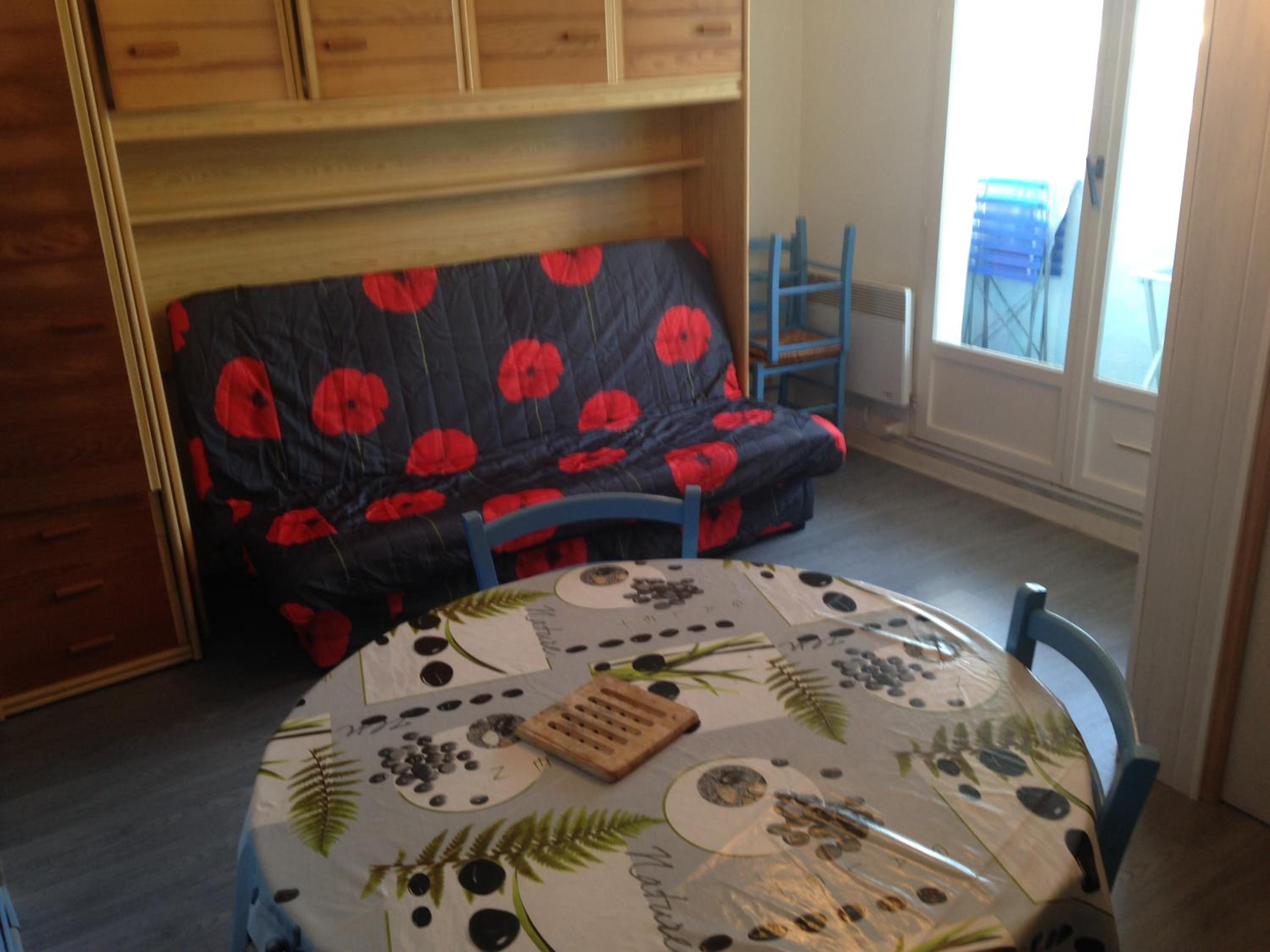Apartment with Balcony - Photo 2
