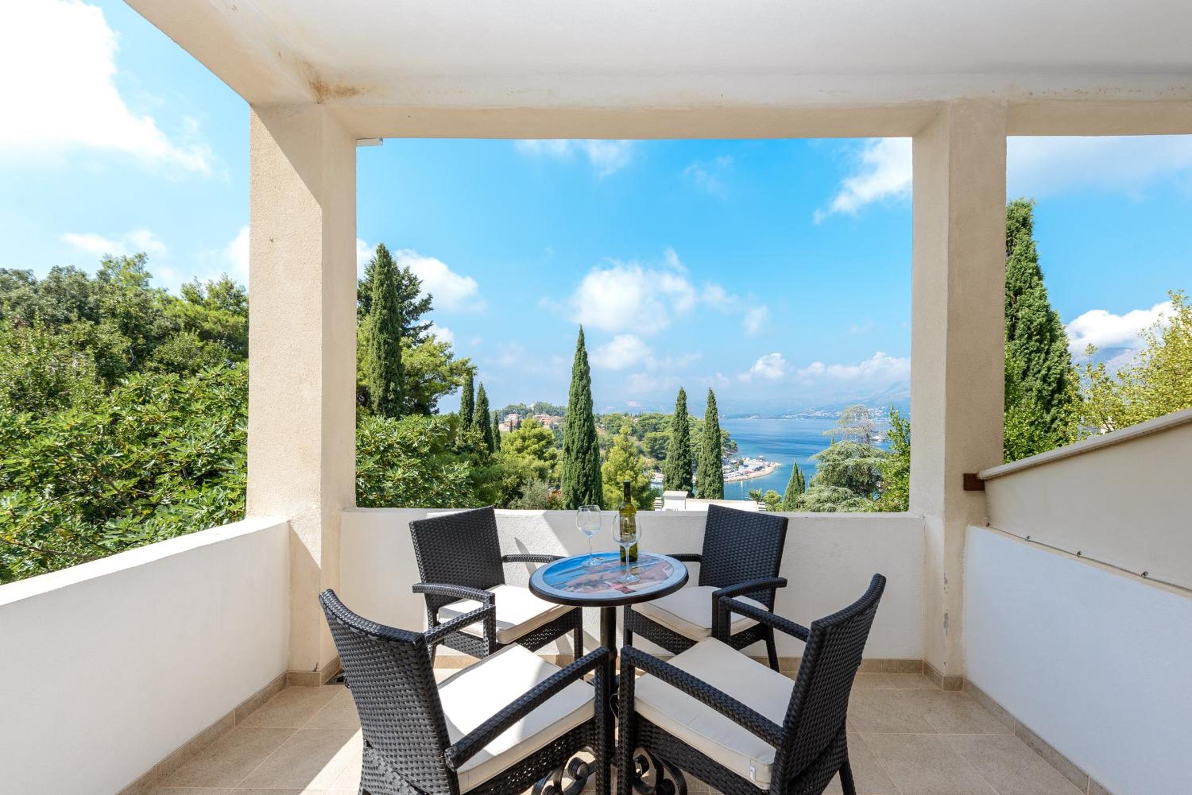 One-Bedroom Apartment with Balcony and Sea View A4