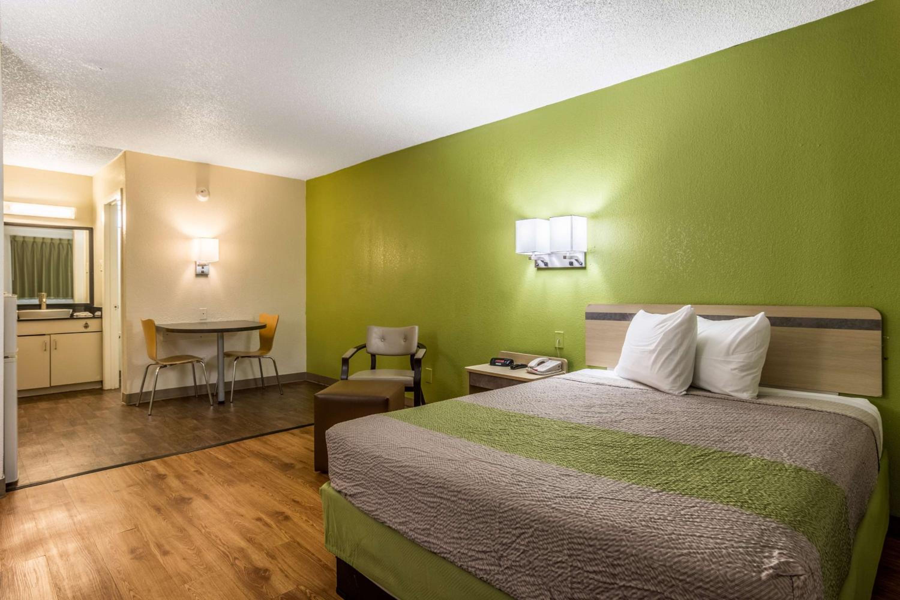 Queen Room - Disability Access - Non-Smoking photo 3