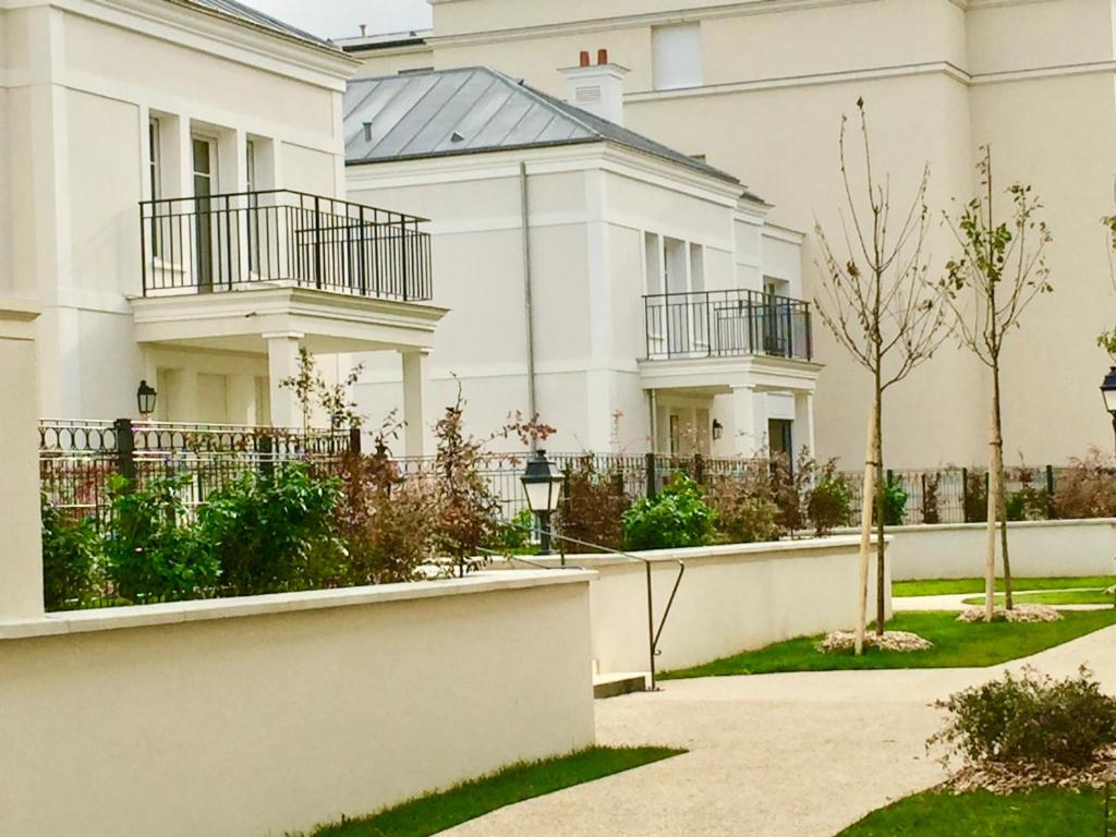Apartment with Balcony photo 2