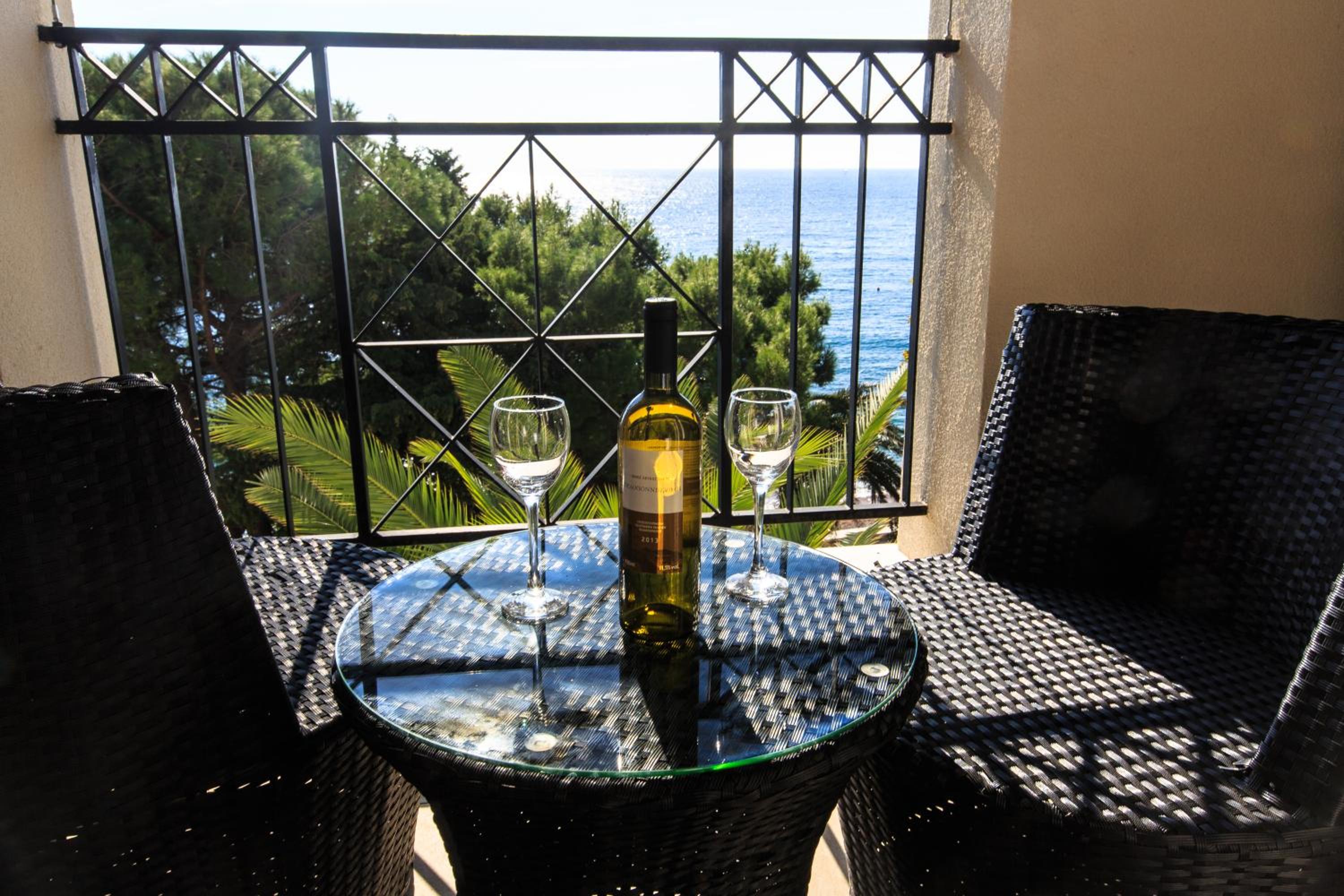 One-Bedroom Apartment with Sea View photo 2