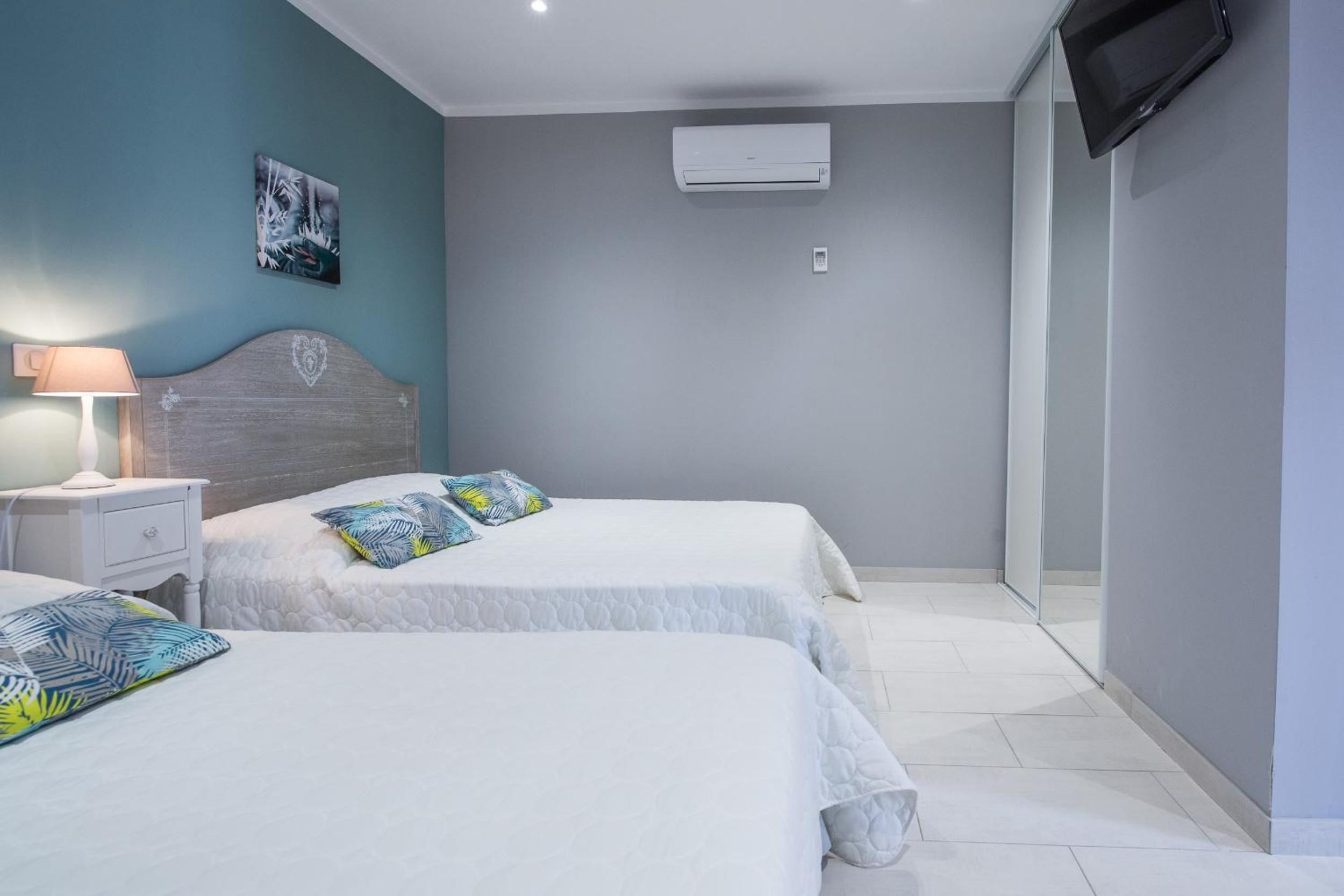Queen Room with Two Queen Beds photo 3