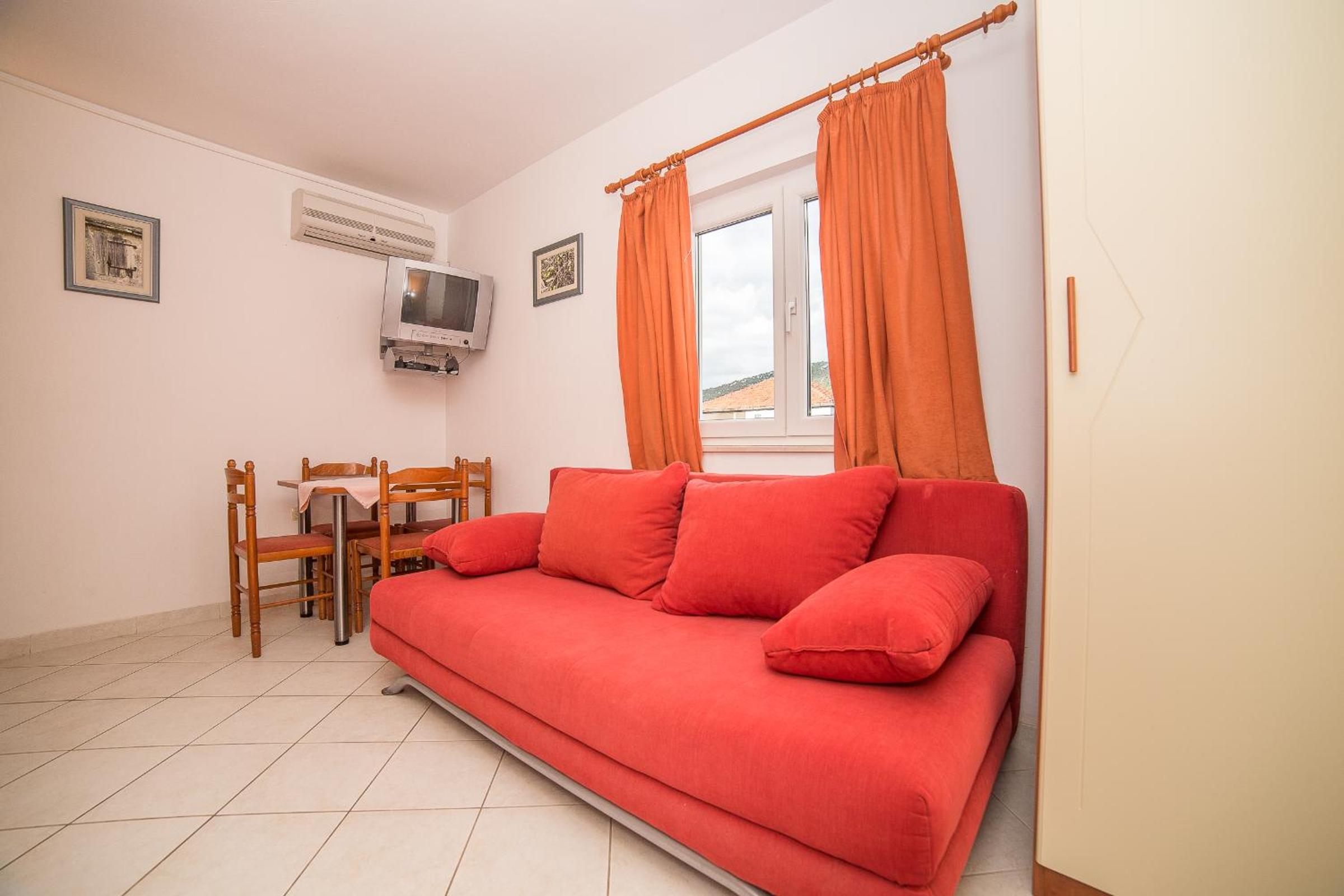 One-Bedroom Apartment with Sofa Bed