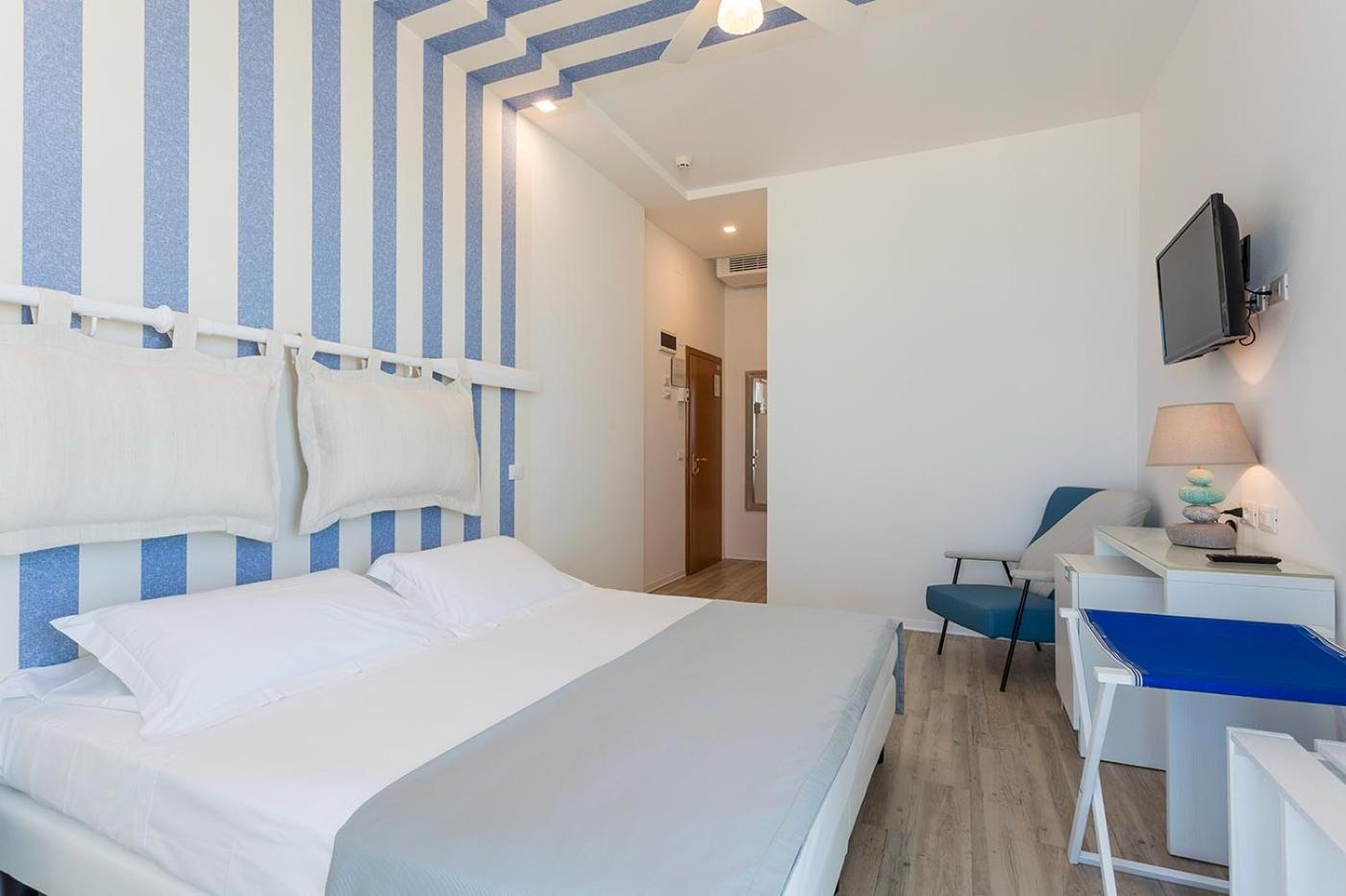 Deluxe Double or Twin Room with Sea View photo 1