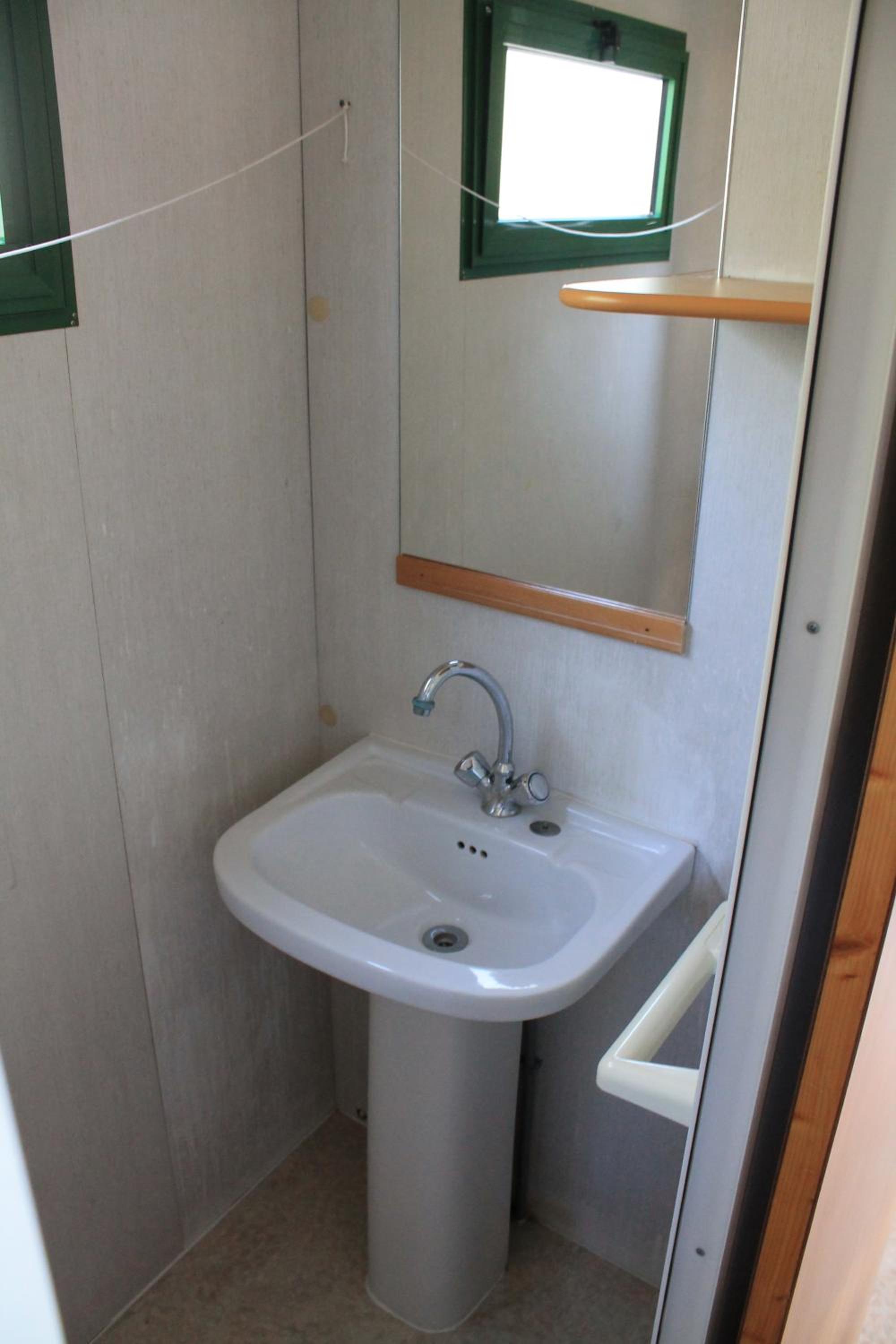 Mobile Home C photo 2