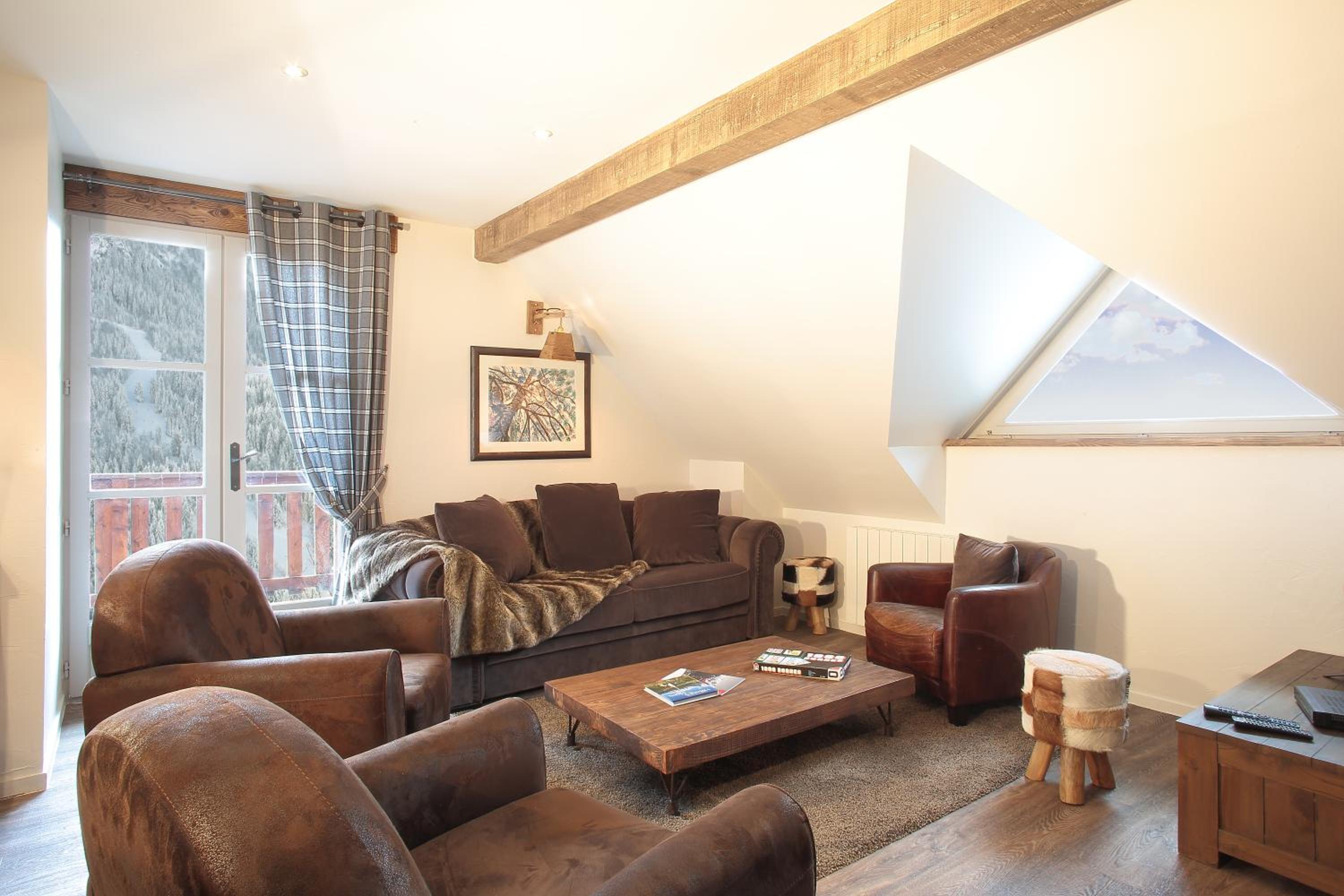 Deluxe Three-Bedroom Apartment with Mountain View photo 2
