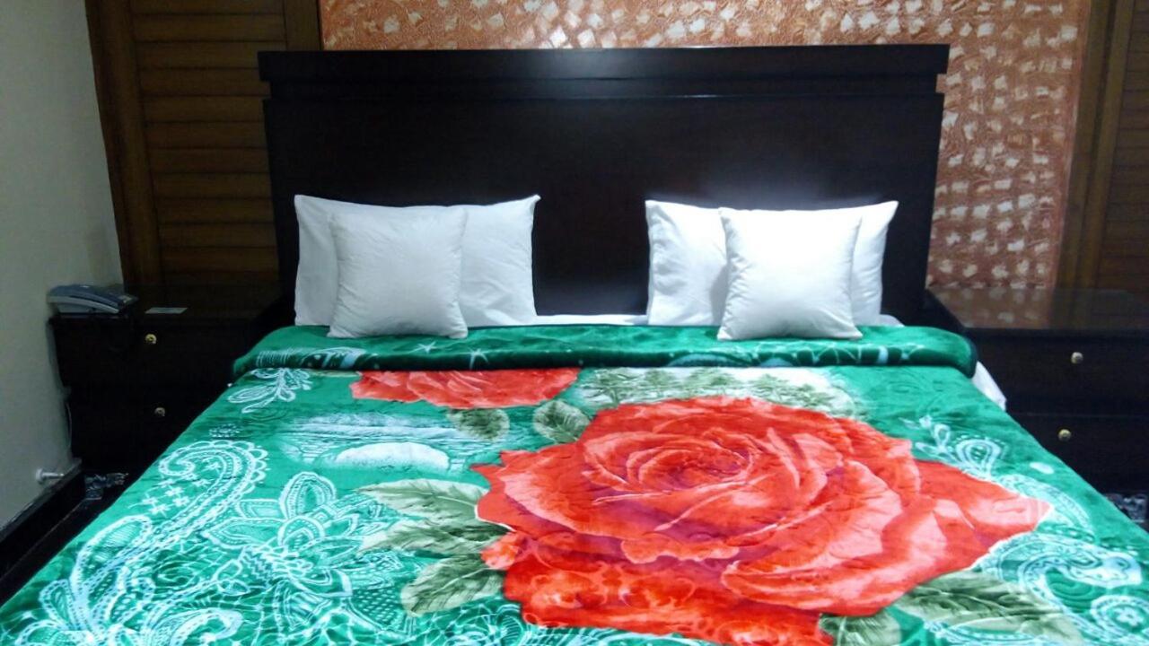 Deluxe Double Room (2 Adults + 1 Child)