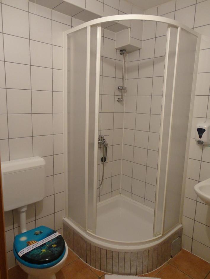 Budget Double Room - Photo 13