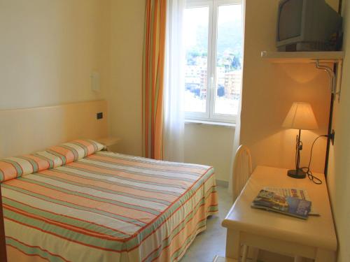 Economy Double or Twin Room with Sea View photo 3