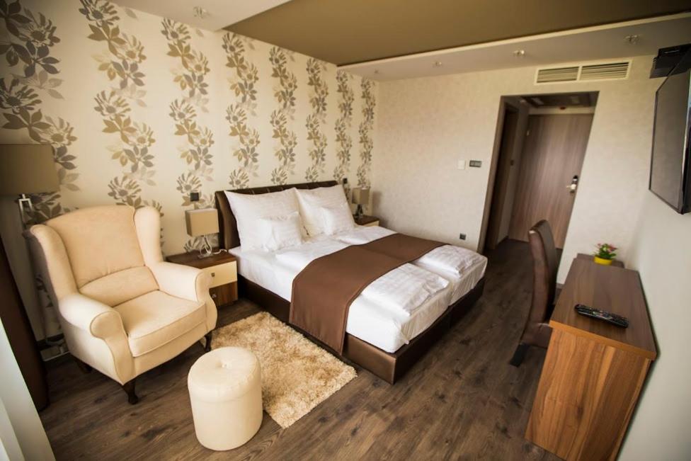 Double Room - Photo 8
