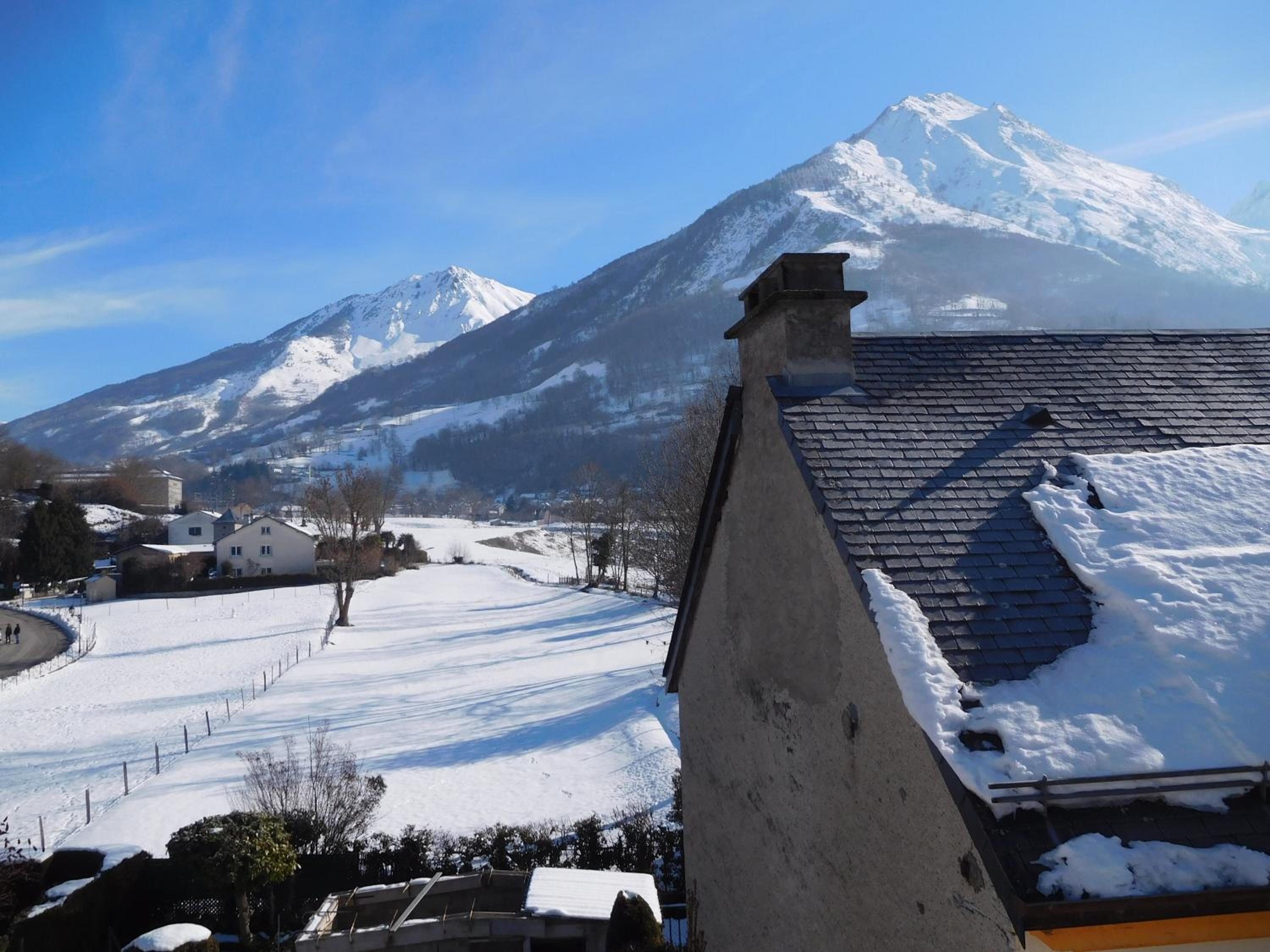 Apartment with Mountain View