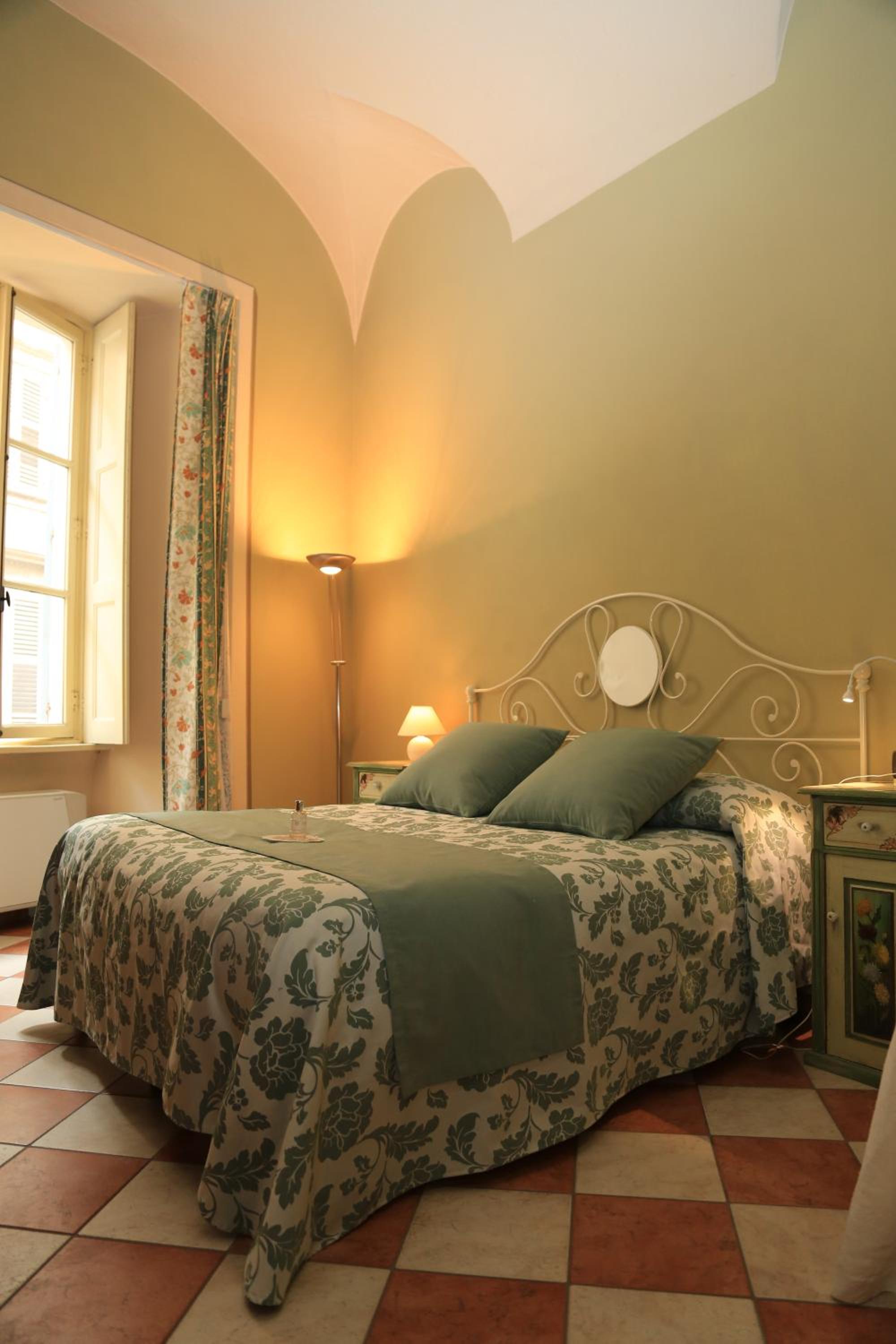 Deluxe One-Bedroom Apartment - Photo 12