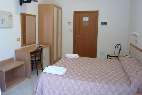 Double or Twin Room with Balcony photo 2