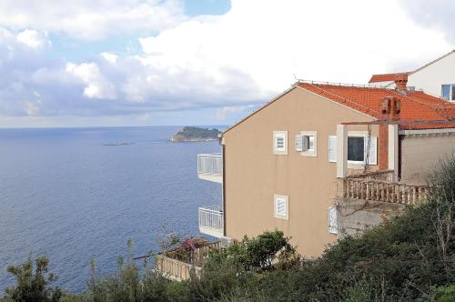 Two-Bedroom Apartment with Balcony and Sea View 3
