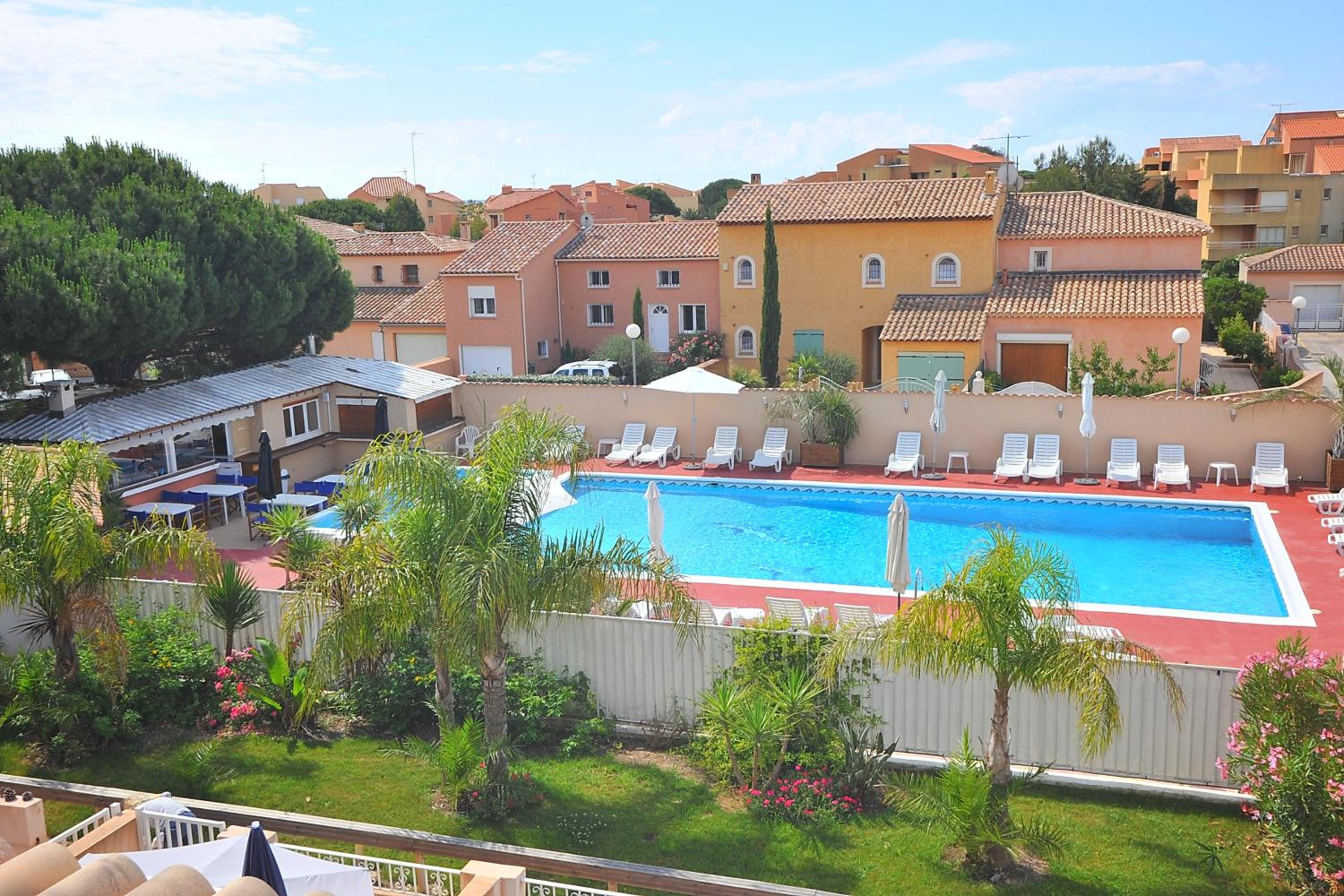Apartment with Pool View