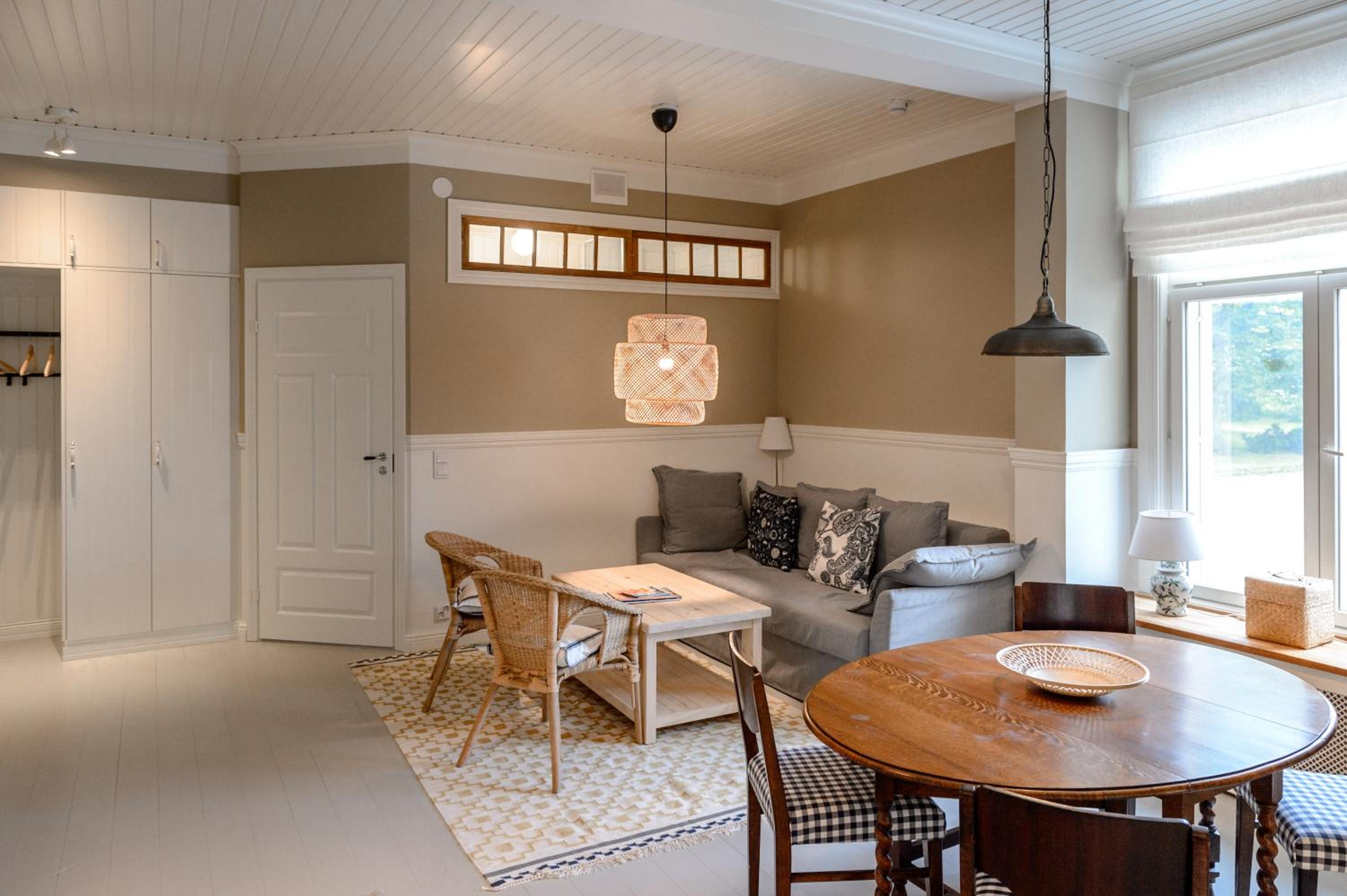 One-Bedroom Apartment - Annex