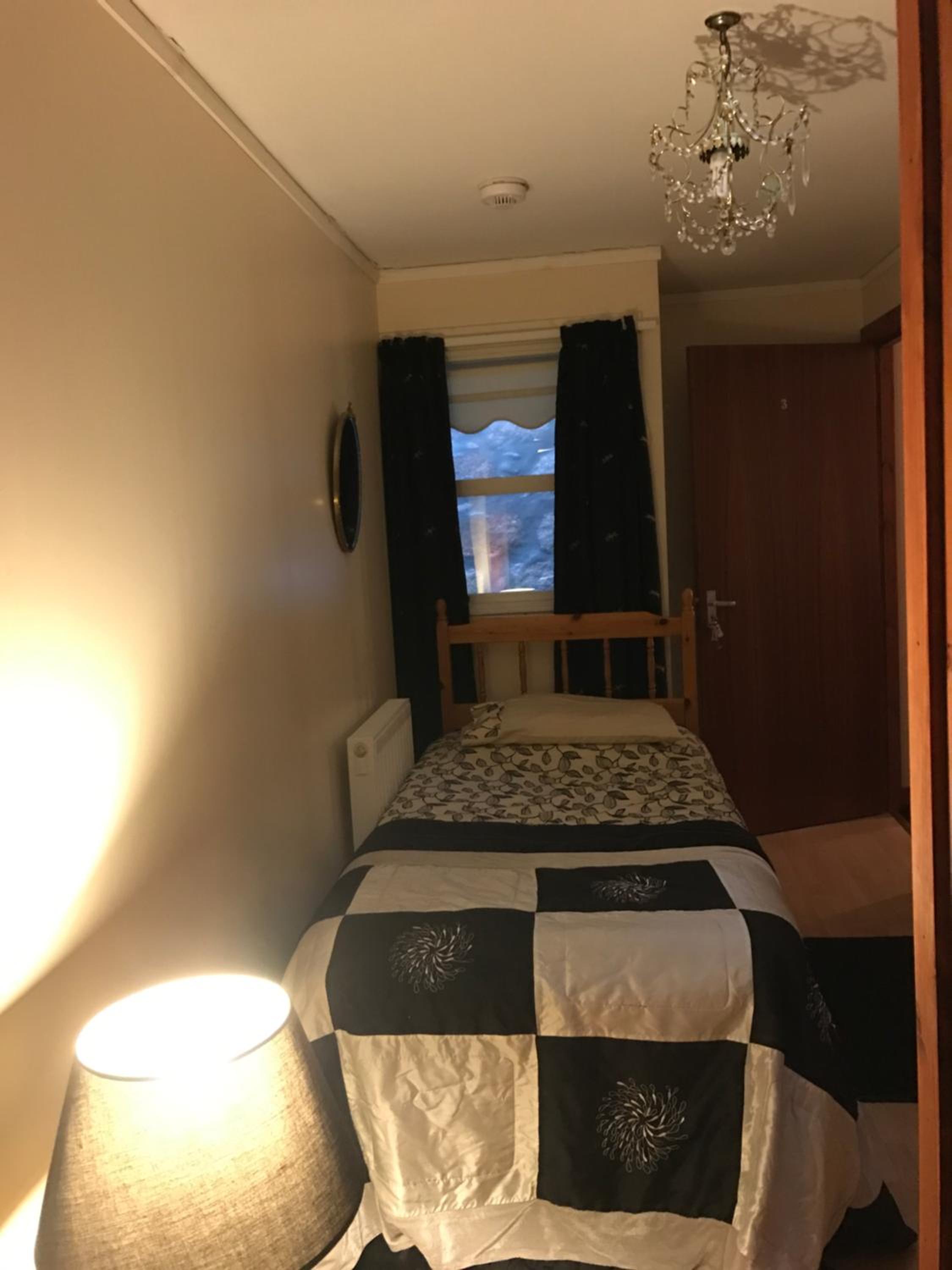 Single Room with Bathroom photo 2