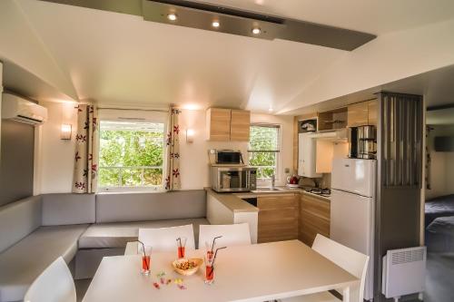 Premium Mobile Home Three Bedrooms photo 2