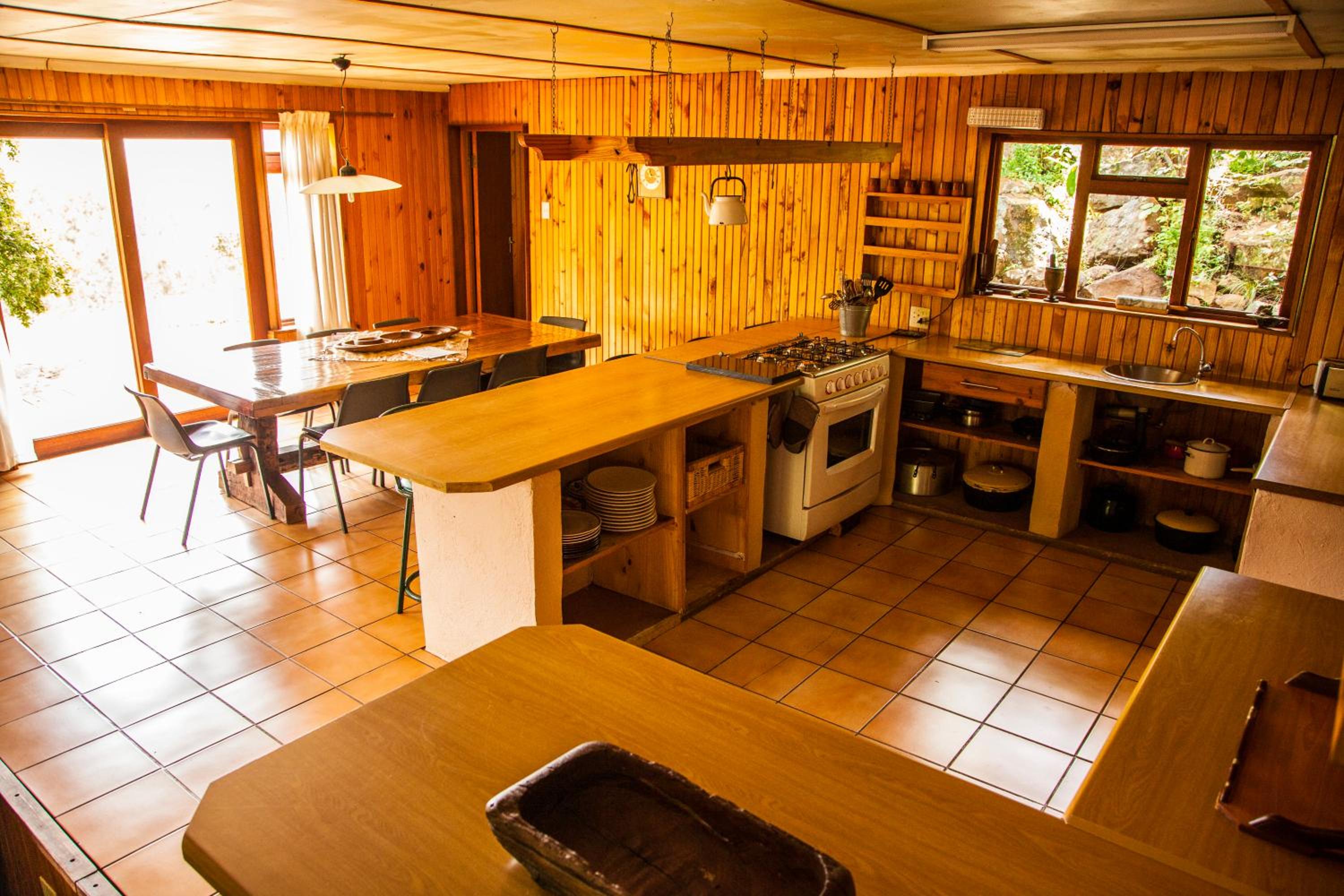 Six-Bedroom House - Photo 2