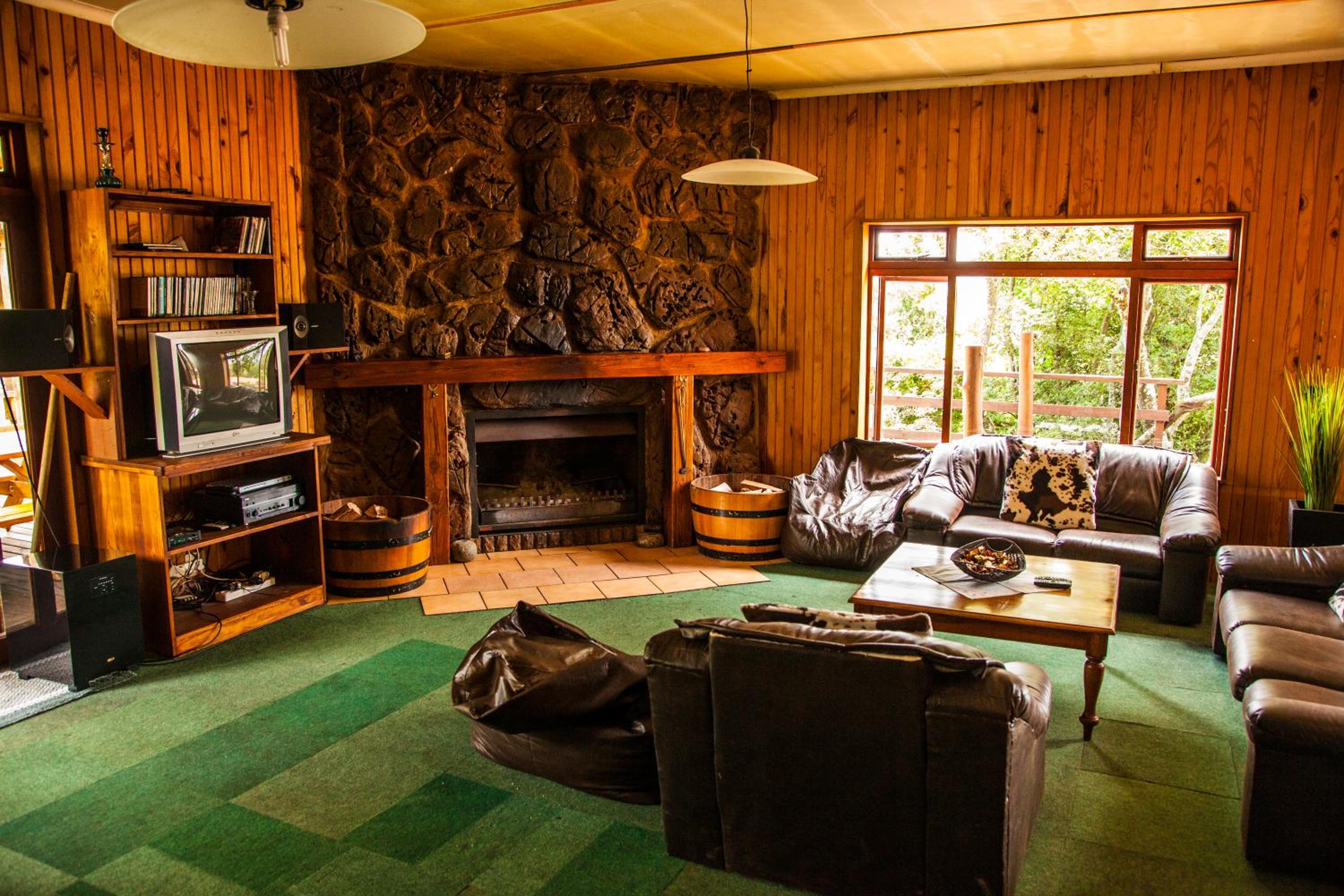 Six-Bedroom House - Photo 5