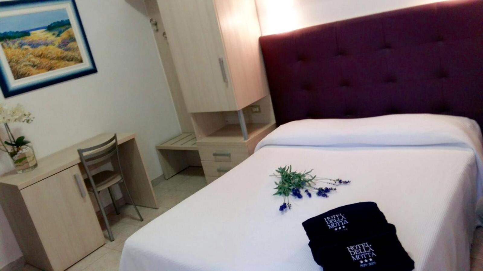 Standard Double or Twin Room - Photo 2
