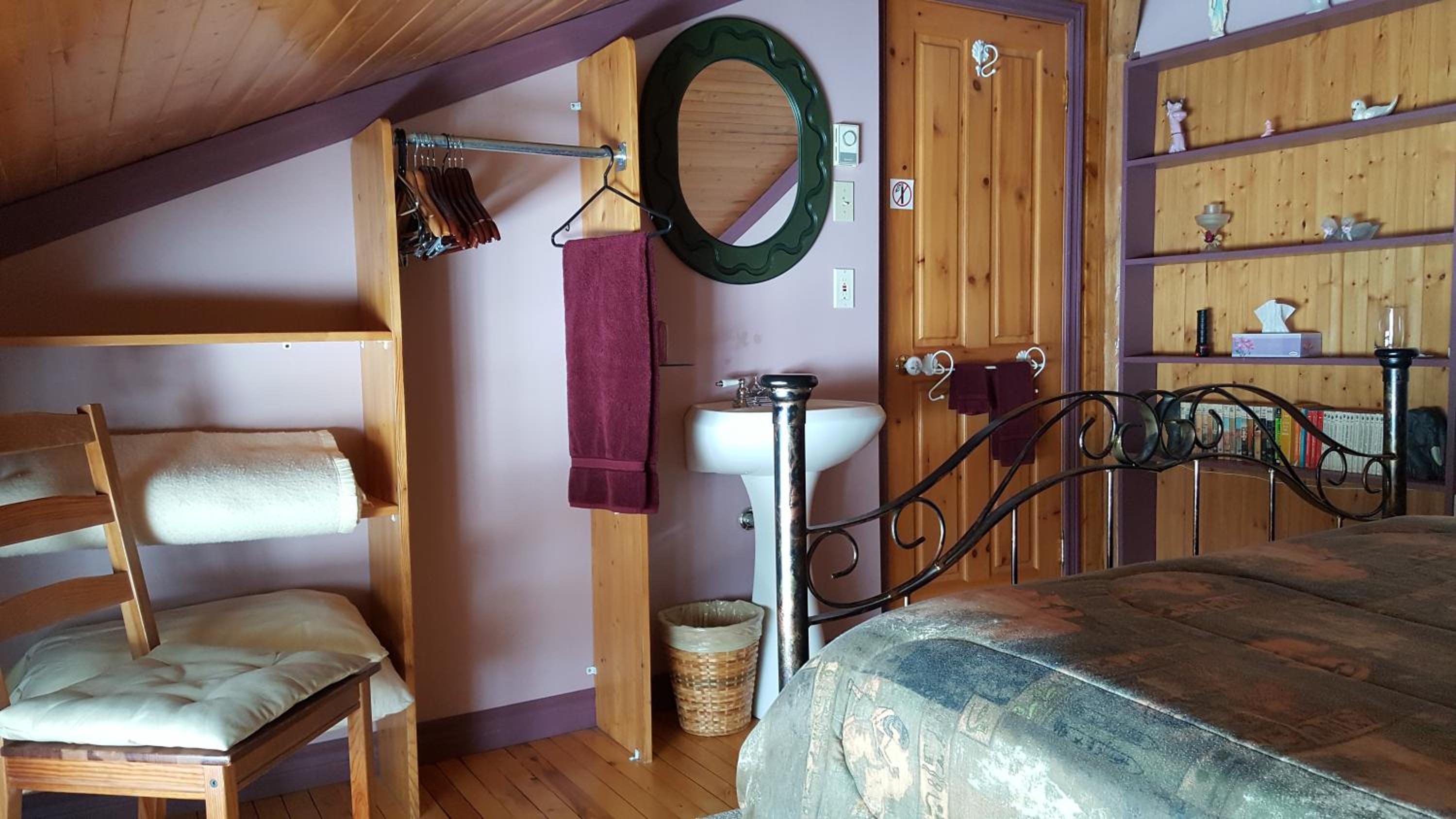 Queen Room with Shared Bathroom photo 1