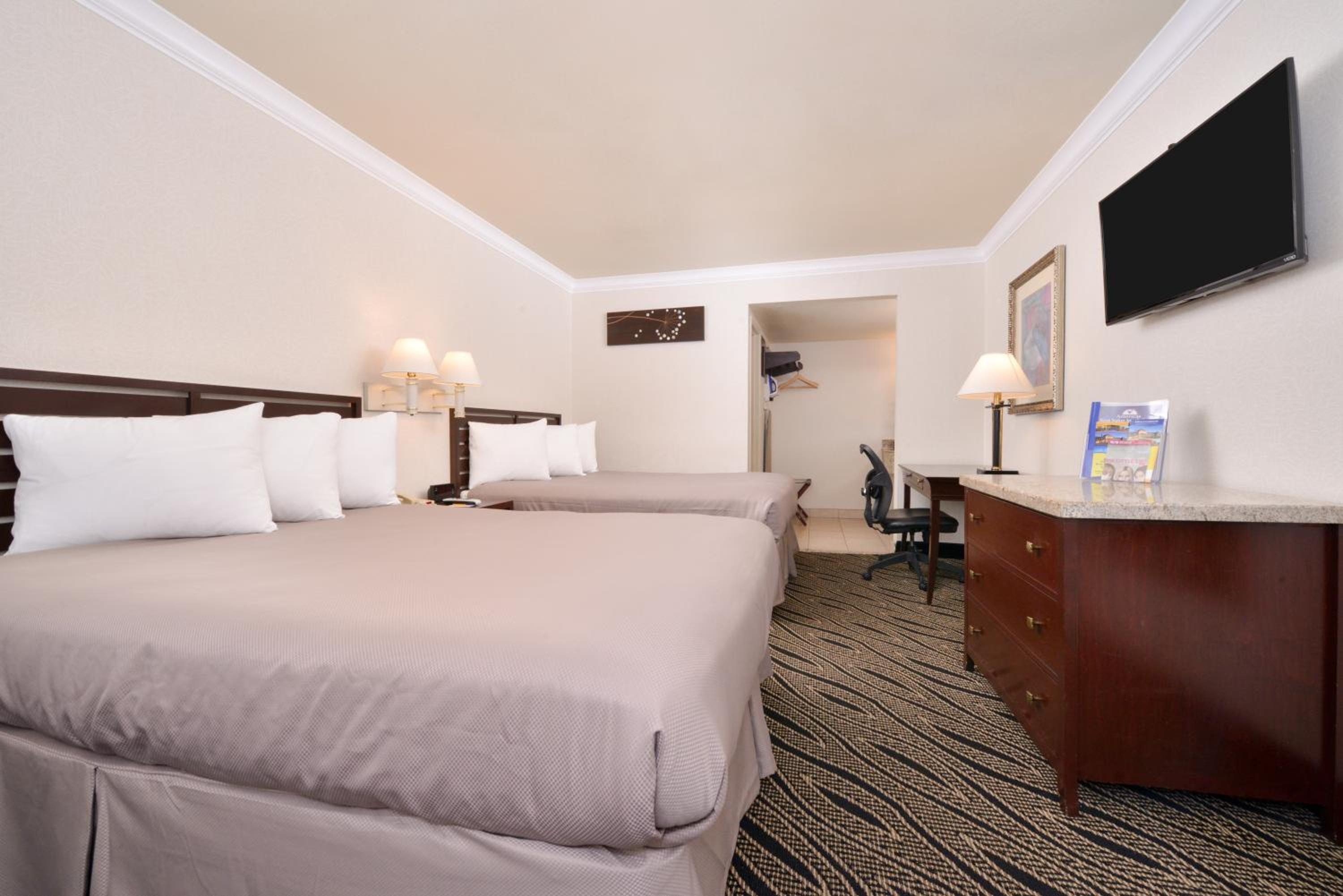 Double Room with Two Queen Beds photo 1