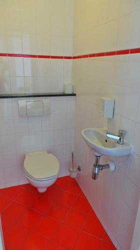 Single Room with Shared Shower and Toilet photo 3
