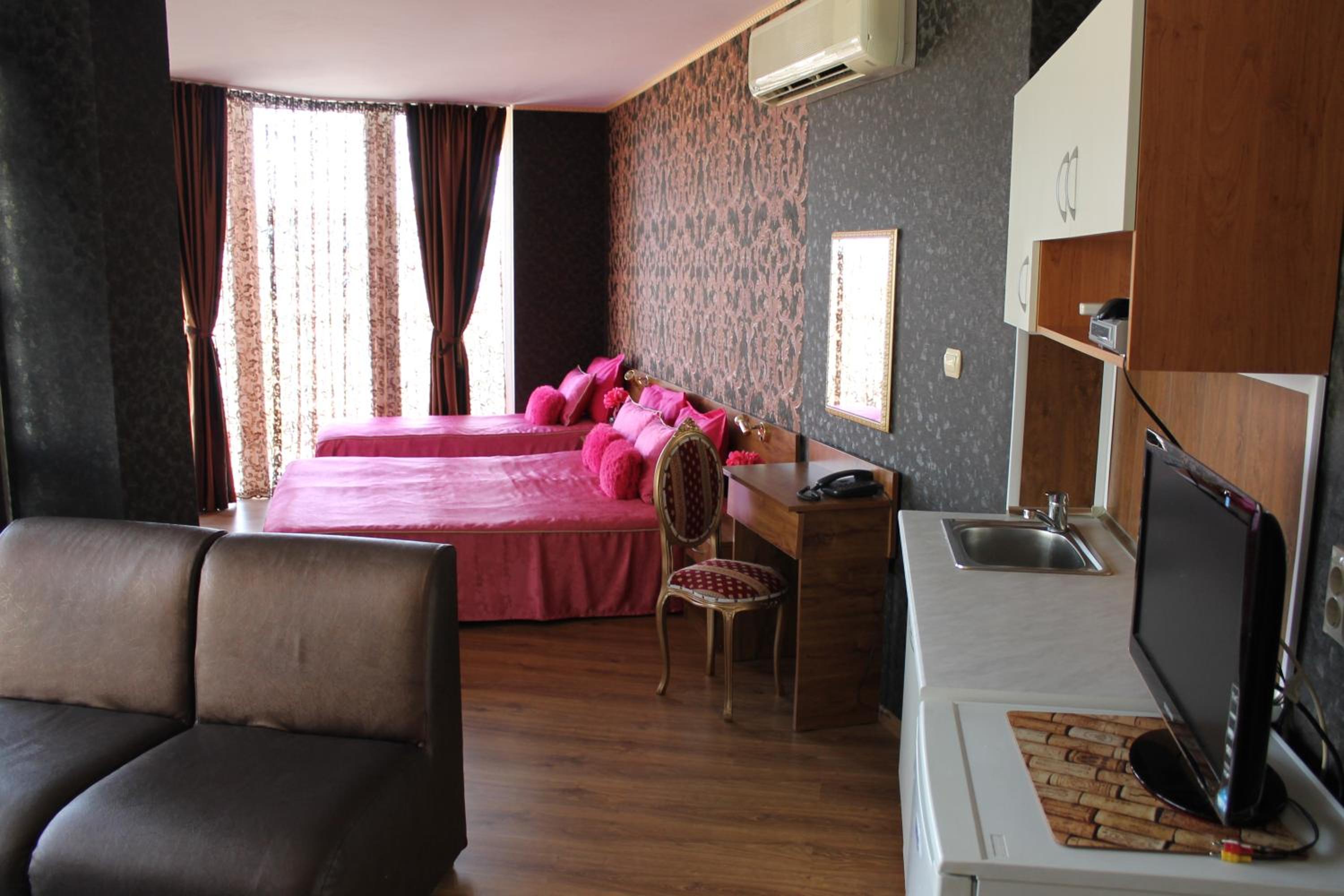 Studio with Balcony - Photo 7