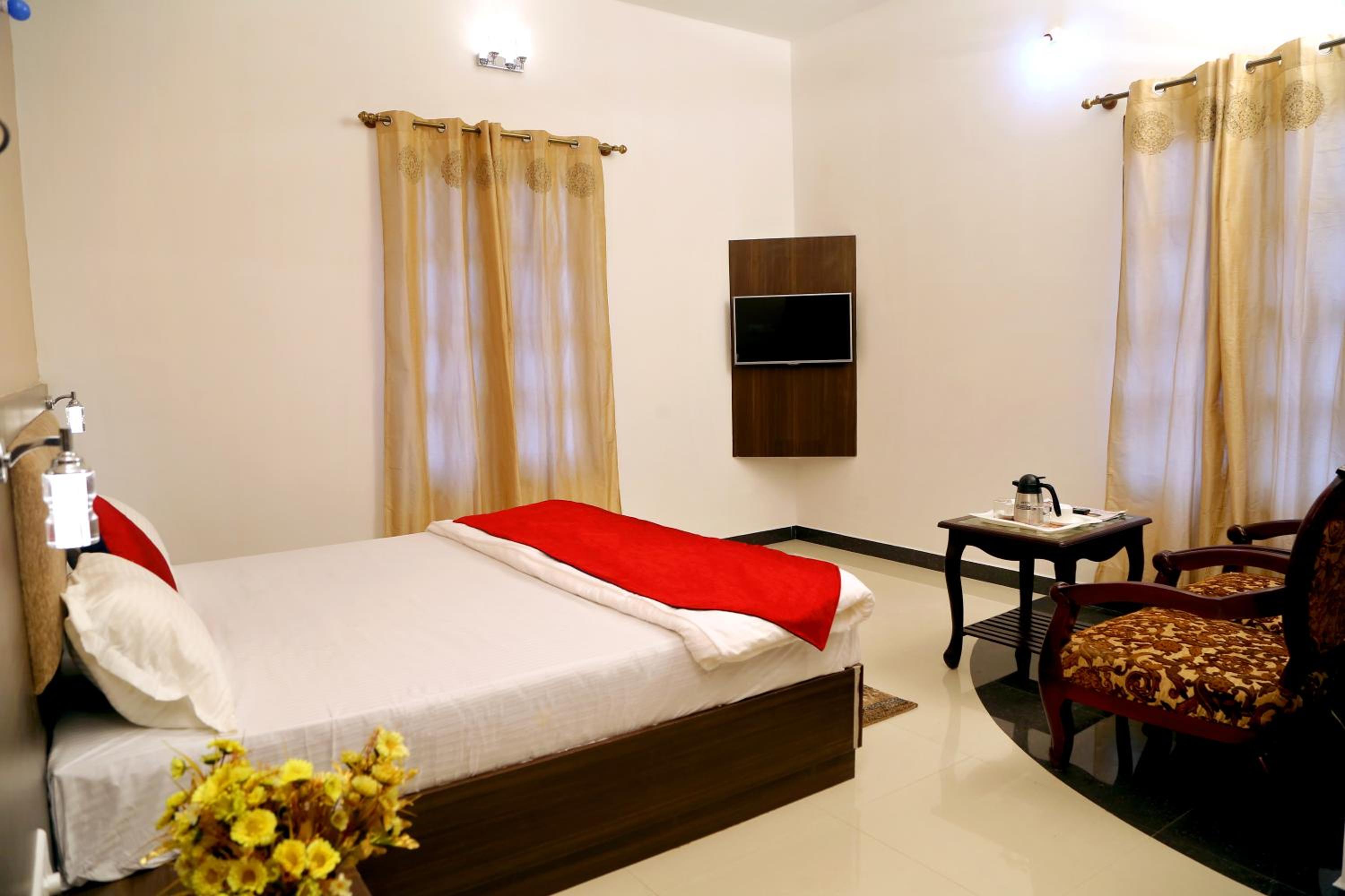 Deluxe Room (2 Adults + 1 Child) - Photo 2