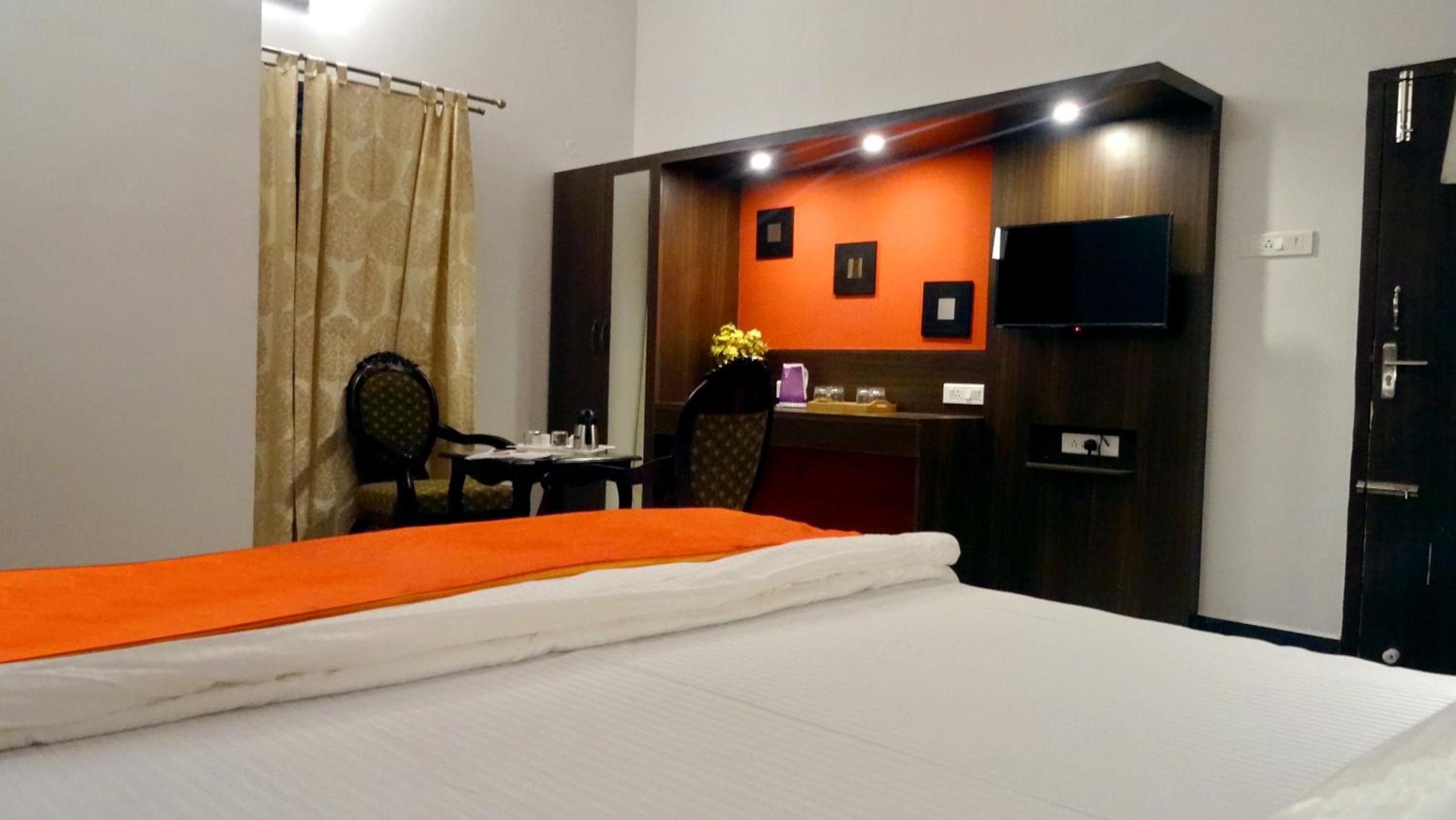 Deluxe Room (2 Adults + 1 Child) - Photo 4
