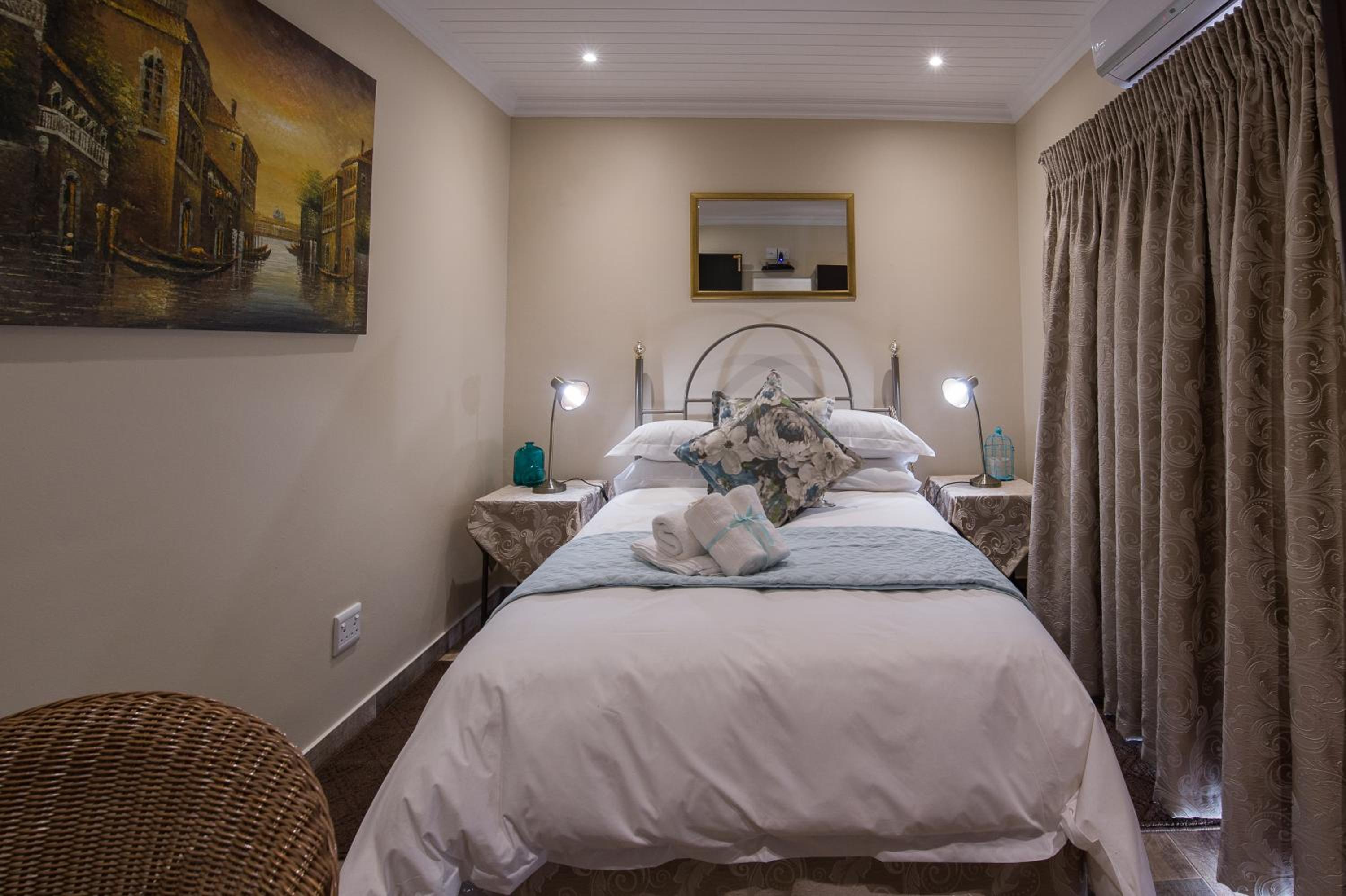 Deluxe Double Room with Shower photo 3
