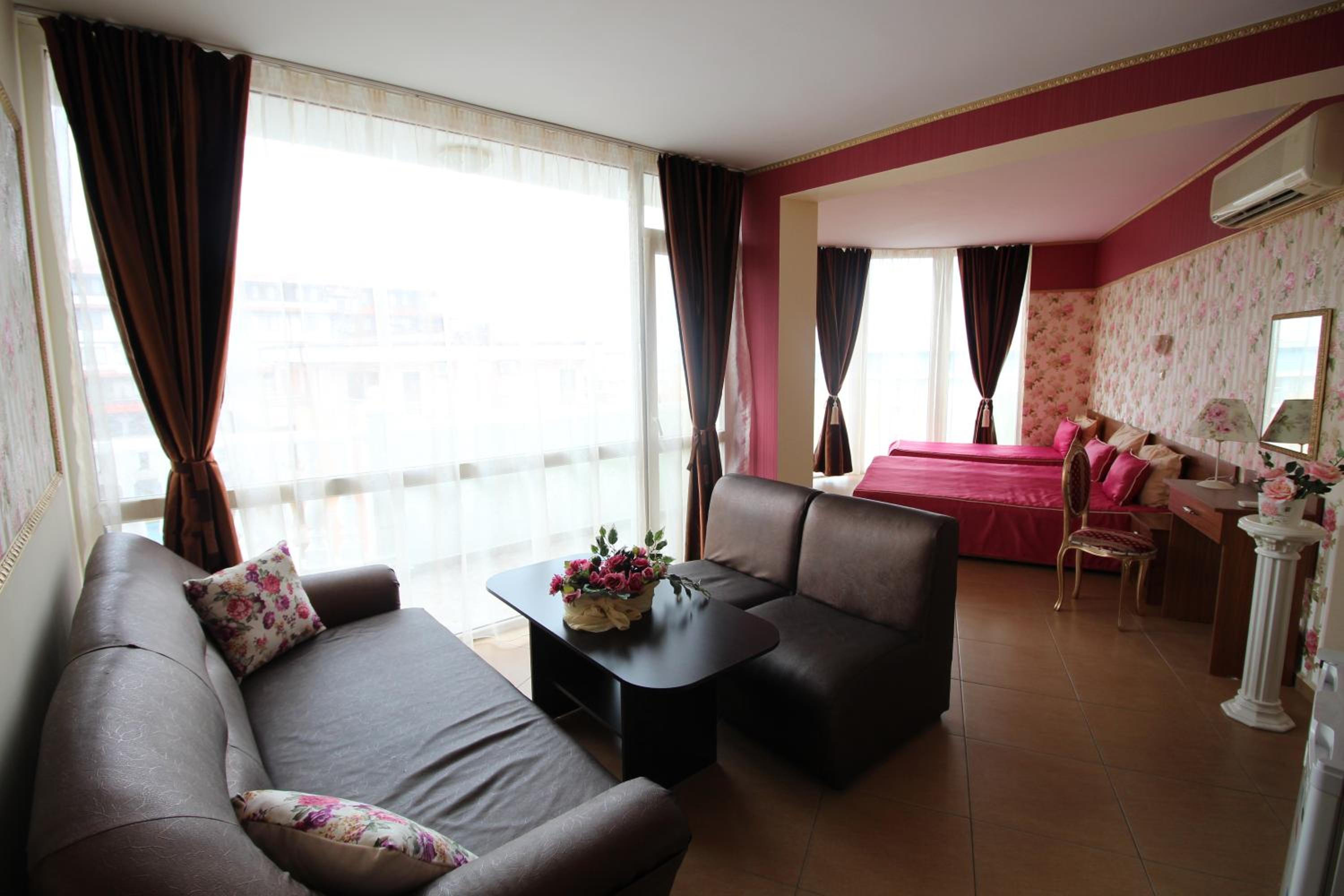 Studio with Balcony - Photo 17