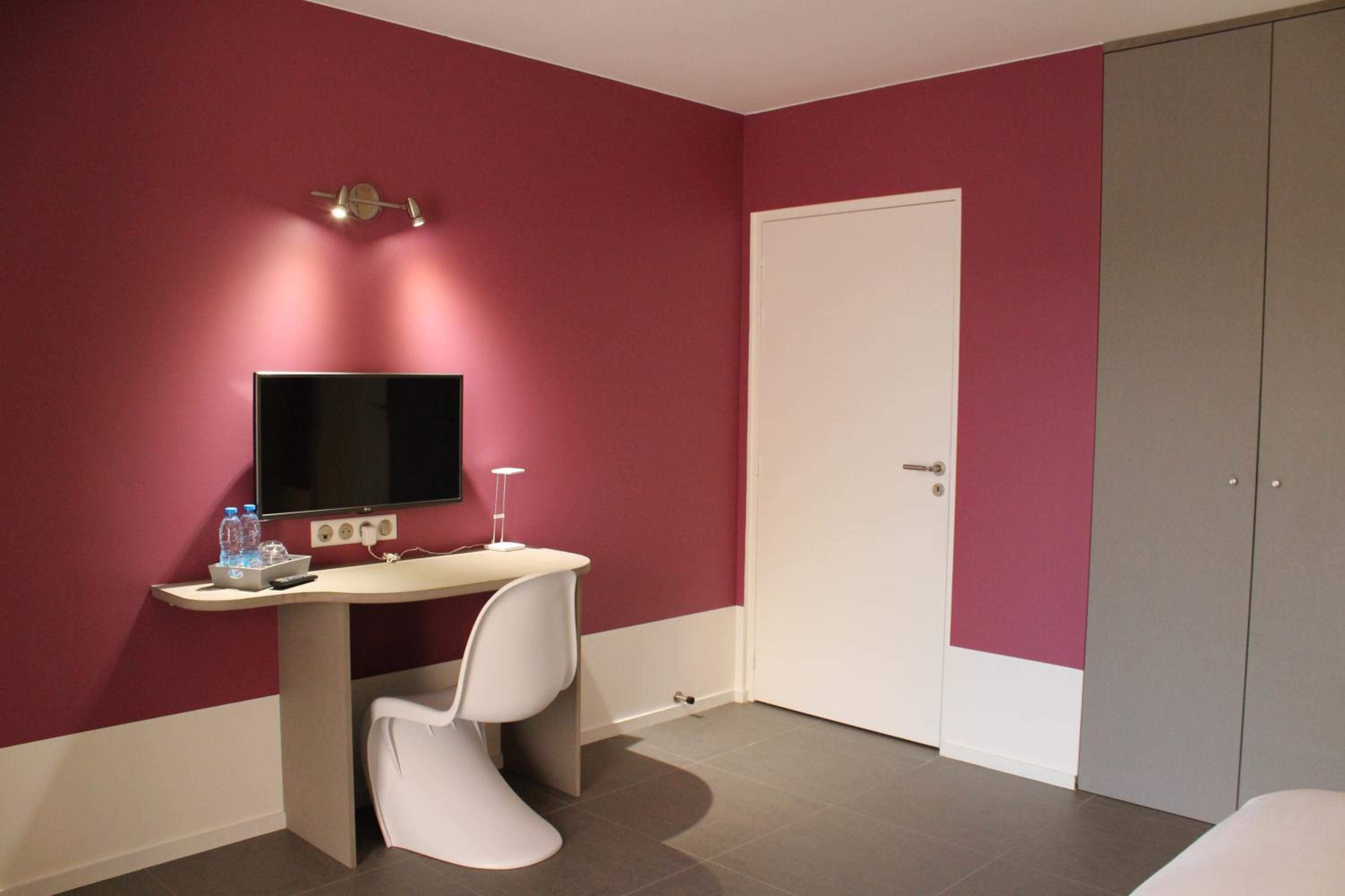 King Room with Roll-In Shower - Disability Access photo 3