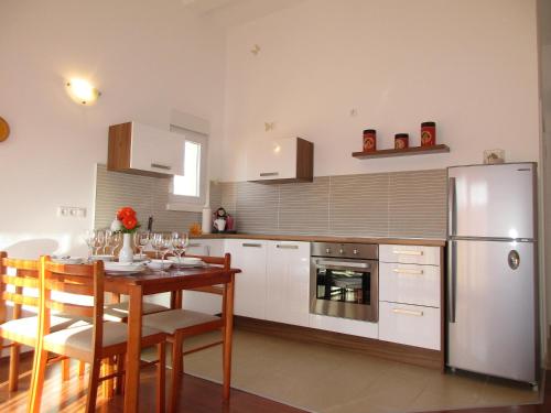 Apartment with Balcony and Sea View - Photo 8