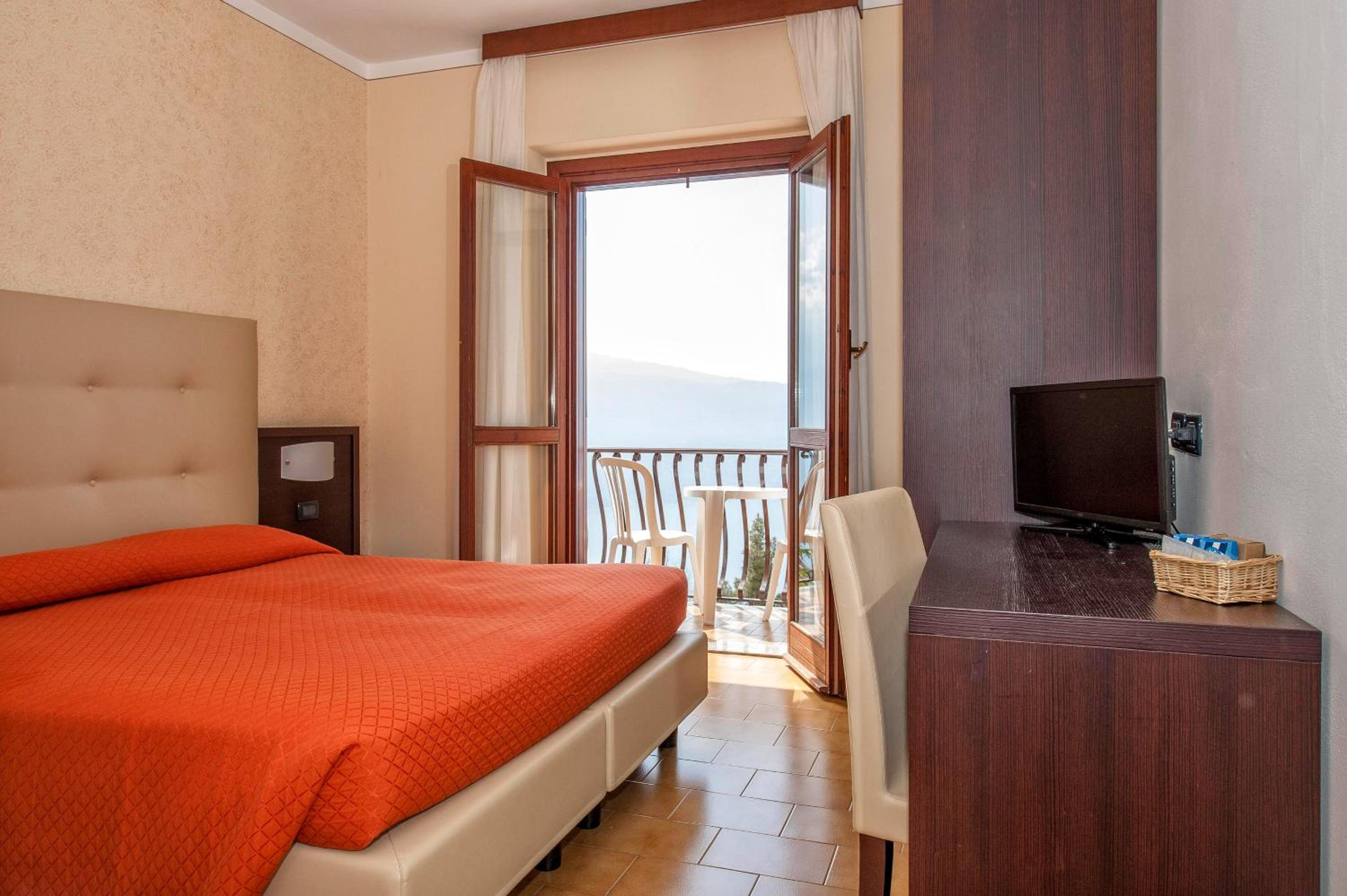 Double or Twin Room with Lake View