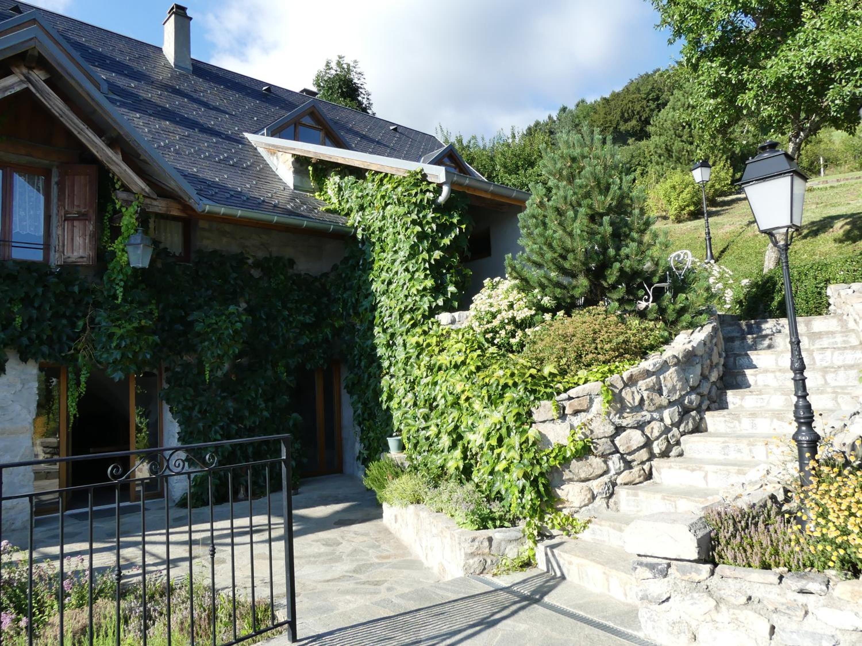 Six-Bedroom House photo 3