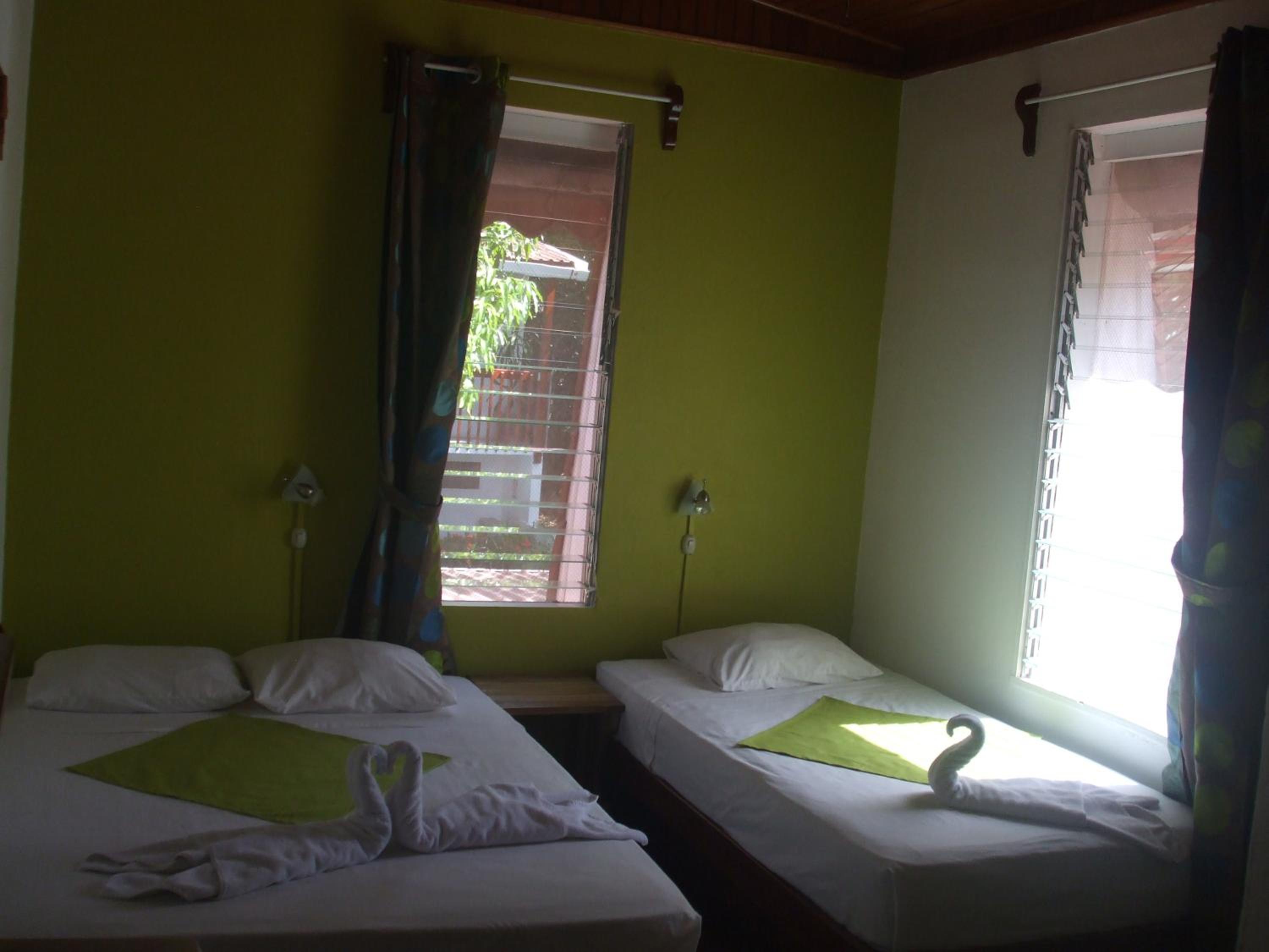 Triple Room with Shared Bathroom 5 without A/C photo 3