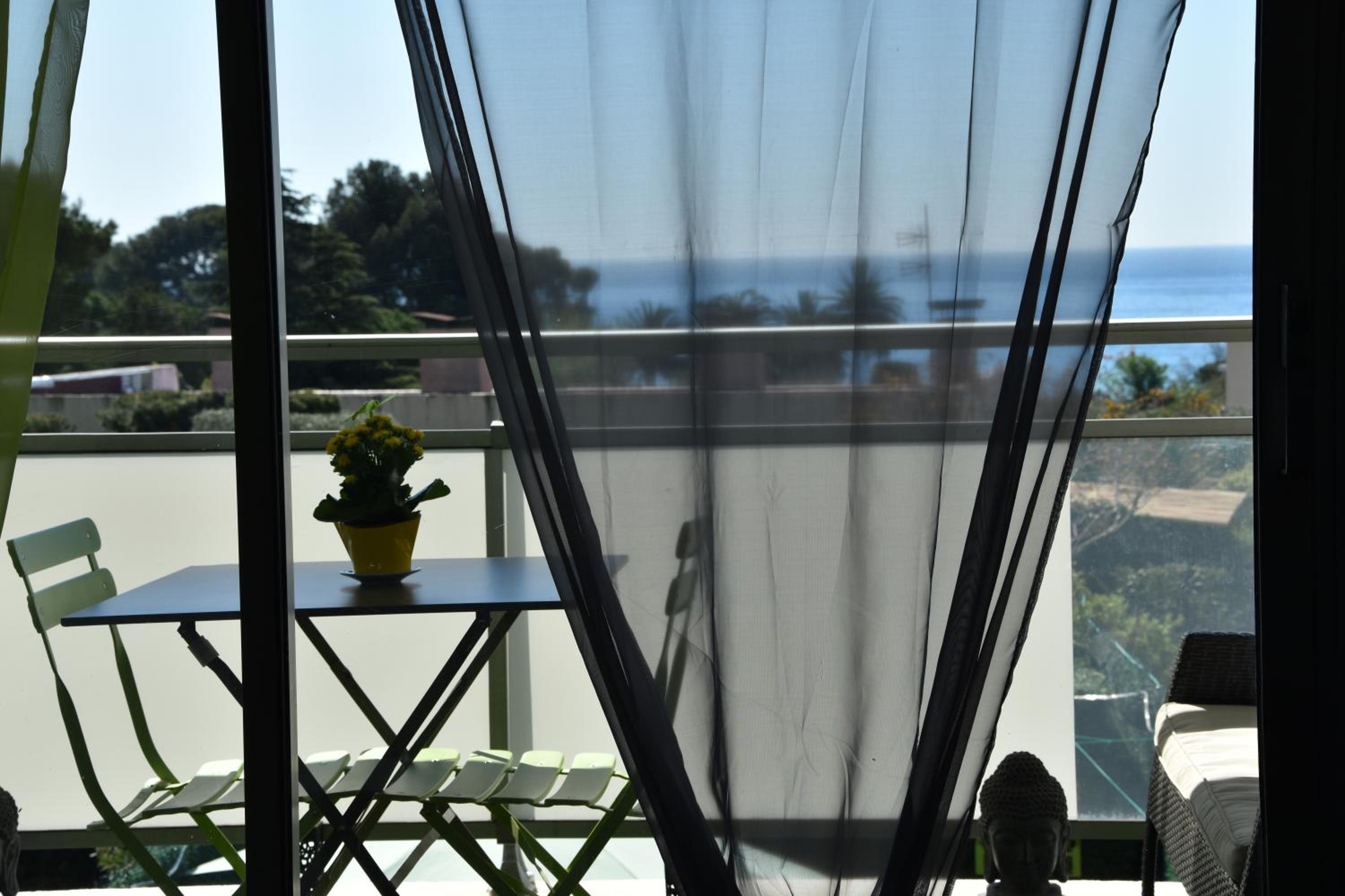 Apartment with Sea View photo 2