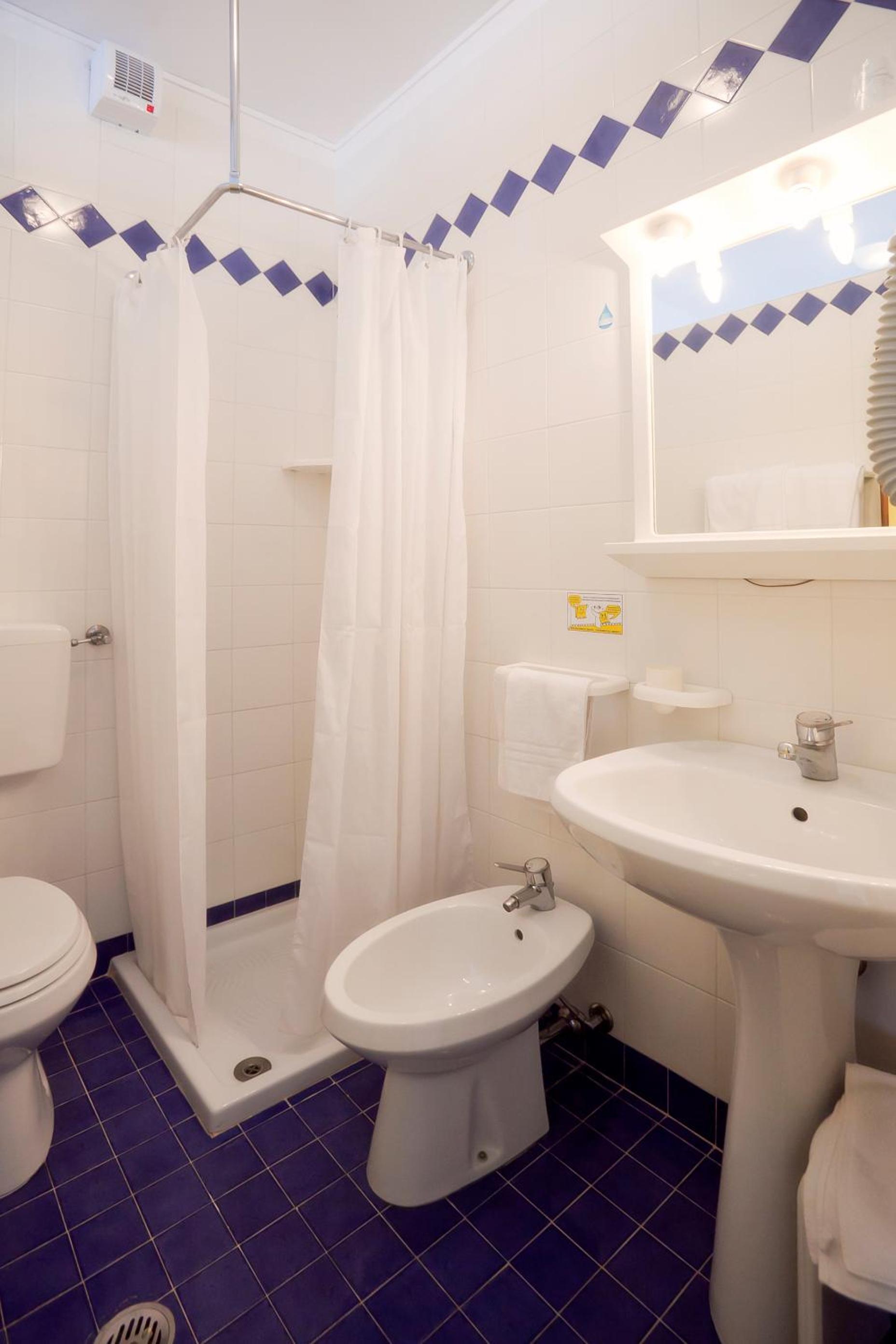 Double Room with Side Sea View - Photo 15