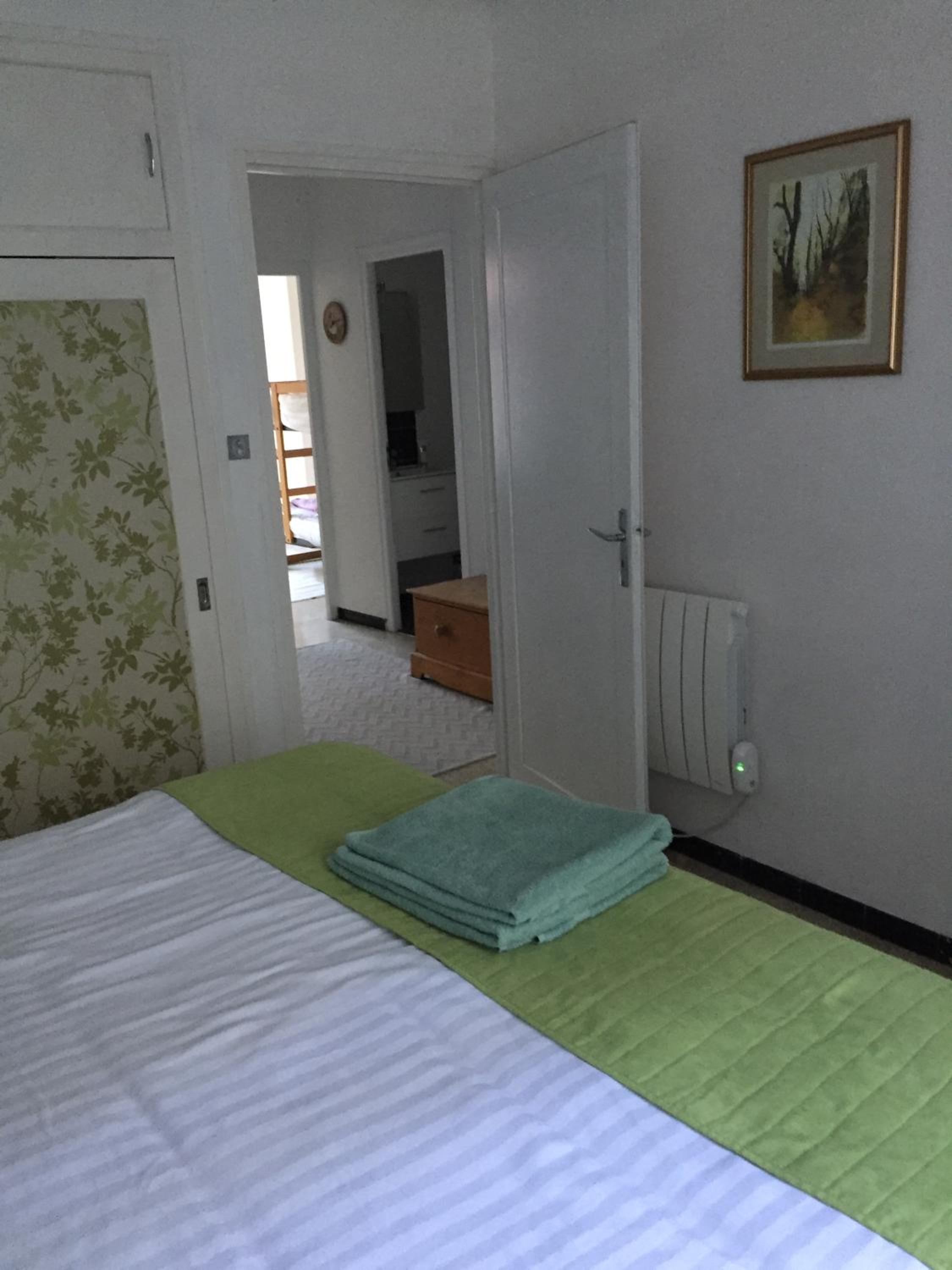 Five-Bedroom House photo 2