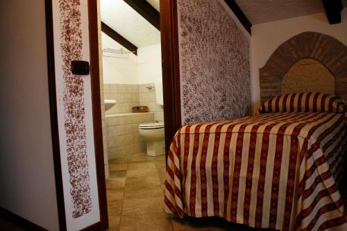 Quadruple Room with Private Bathroom photo 3