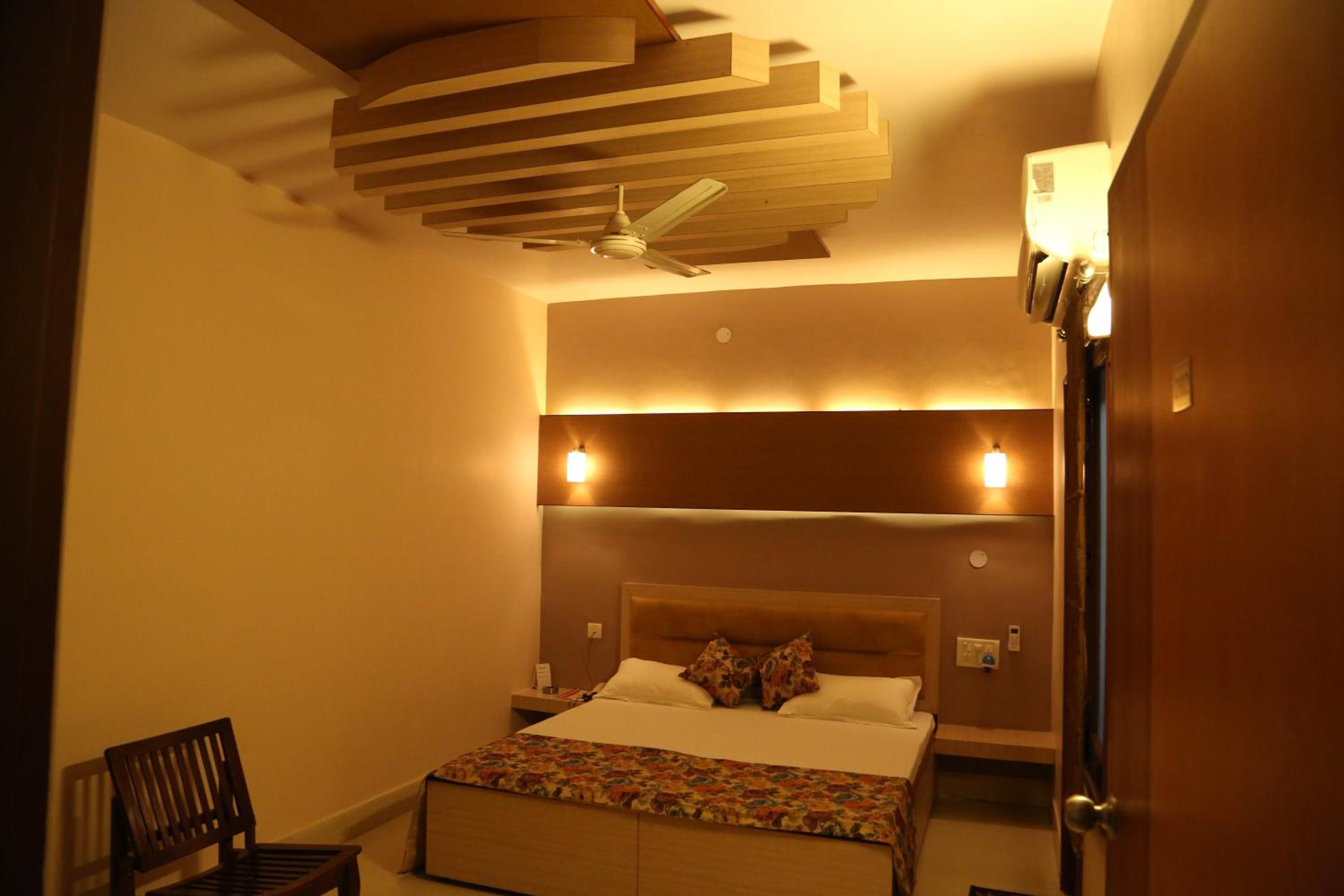 Deluxe Double Room (2 Adults + 1 Child) photo 2