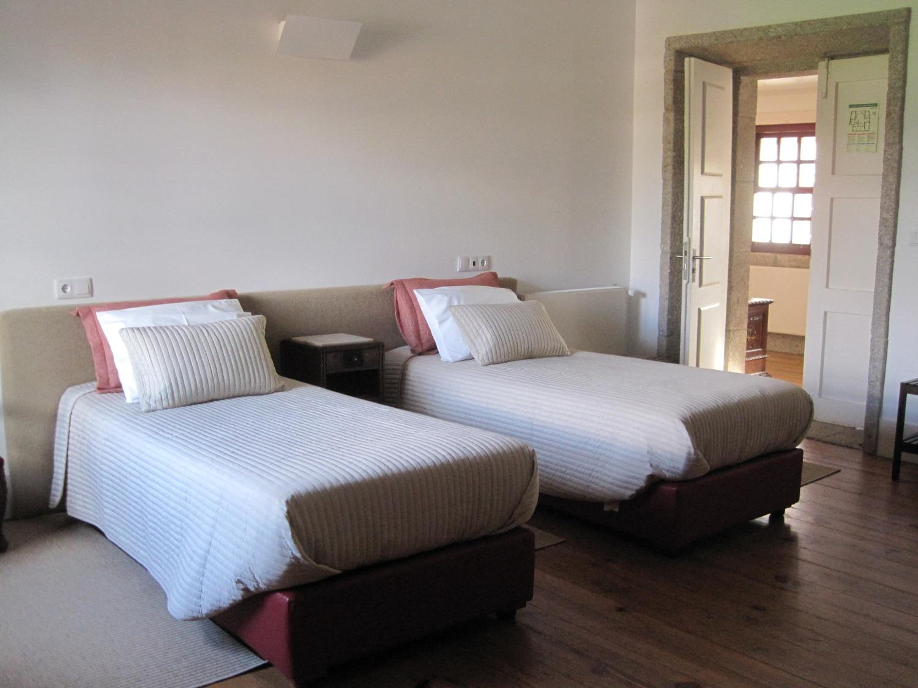 Twin Room with Private Bathroom photo 1
