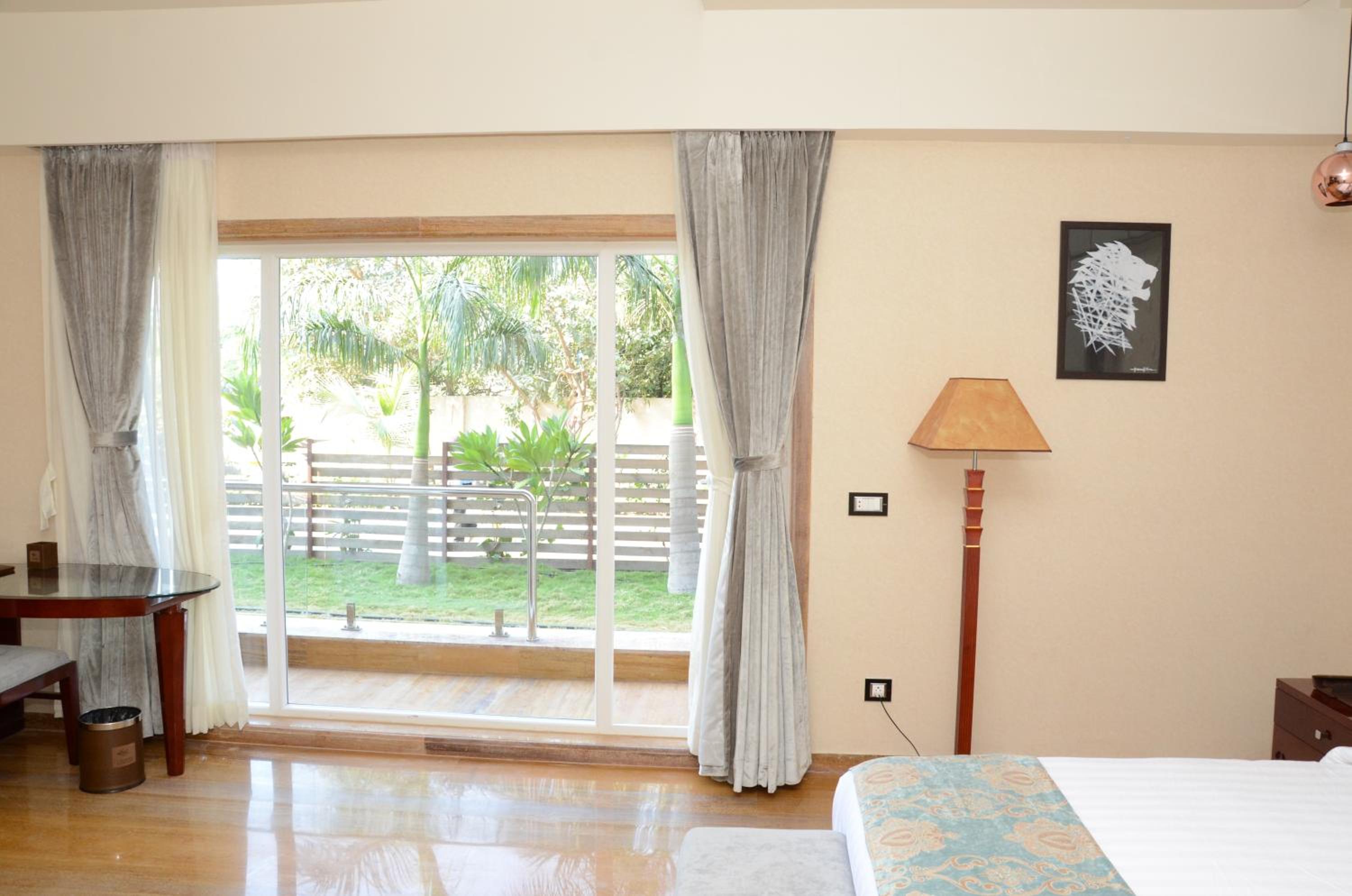 Deluxe Double Room (2 Adults + 1 Child) photo 2